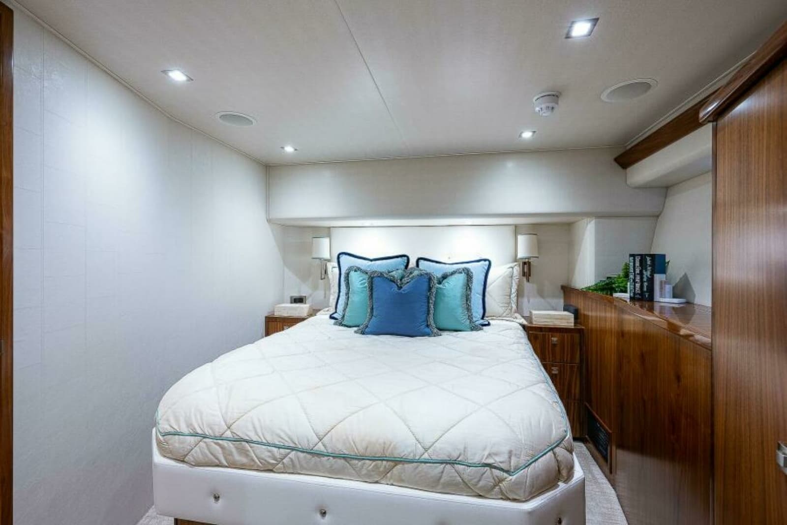2017 Viking 75 Motoryacht - Photo 30
