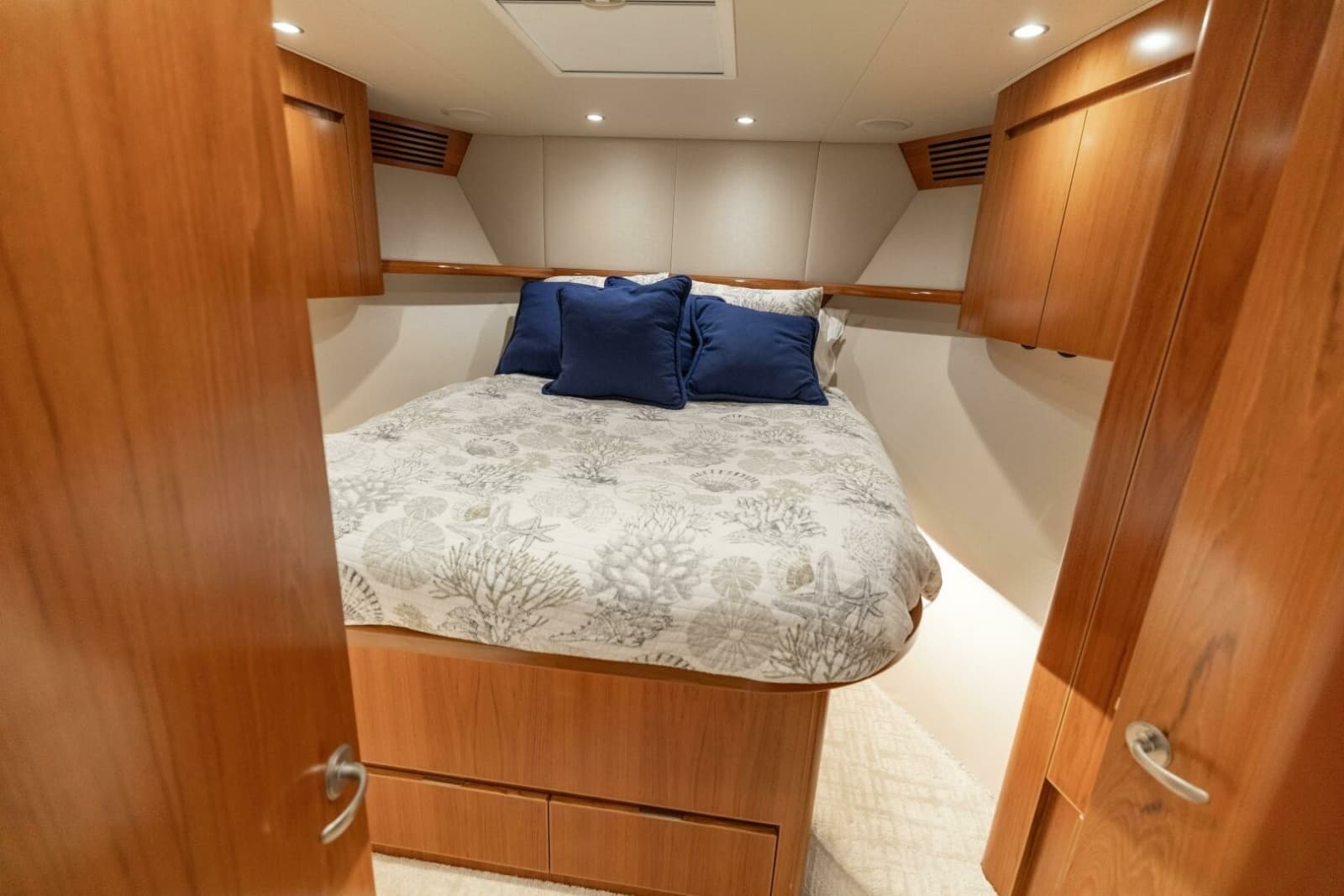 2015 Viking 70 Convertible - Photo 35