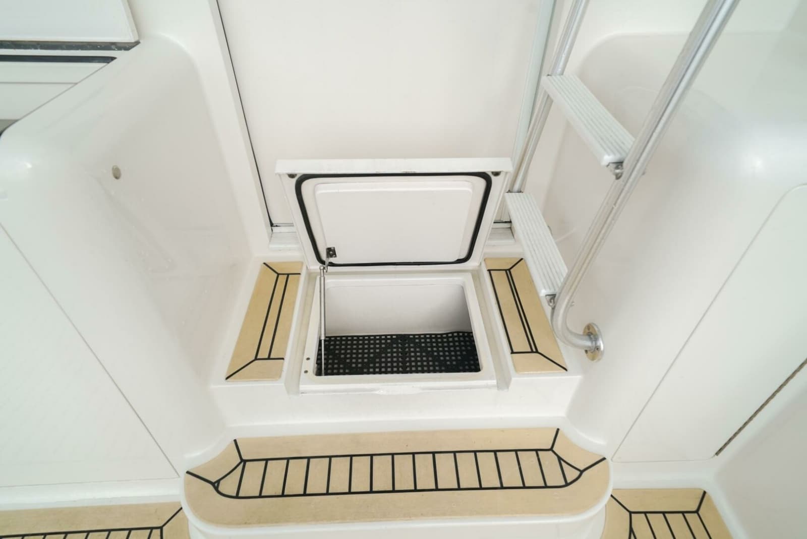 2007 Viking 45 Convertible - Photo 32
