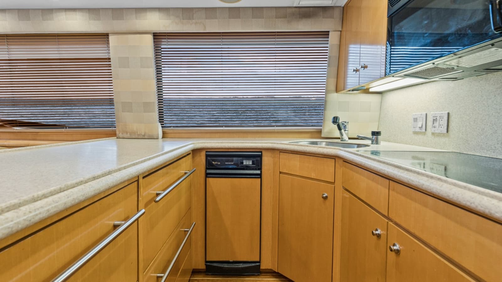 1999 Hatteras 60 Enclosed Bridge Convertible - Photo 8