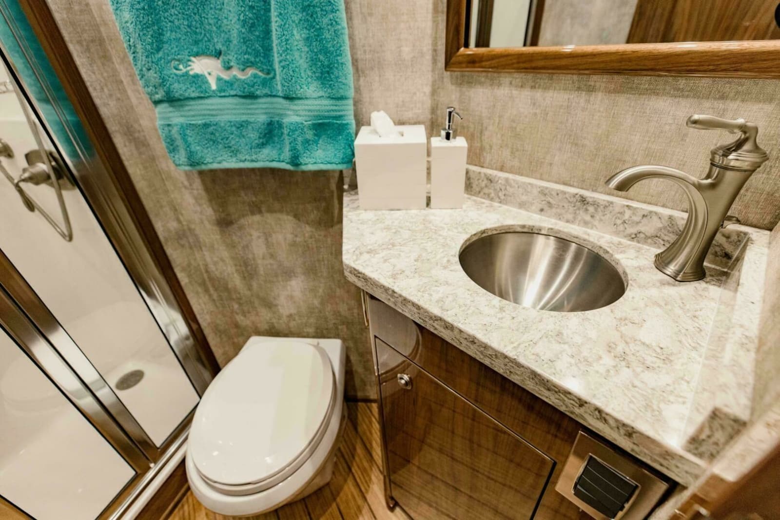 2020 Viking 72 Enclosed Bridge - Photo 27