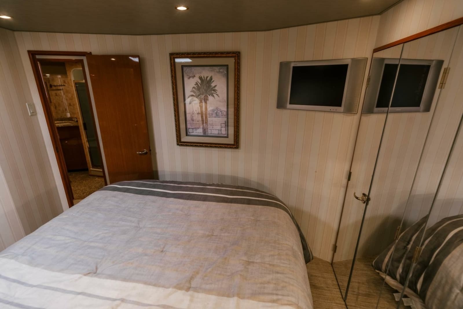 2003 Viking 56 Convertible - Photo 34
