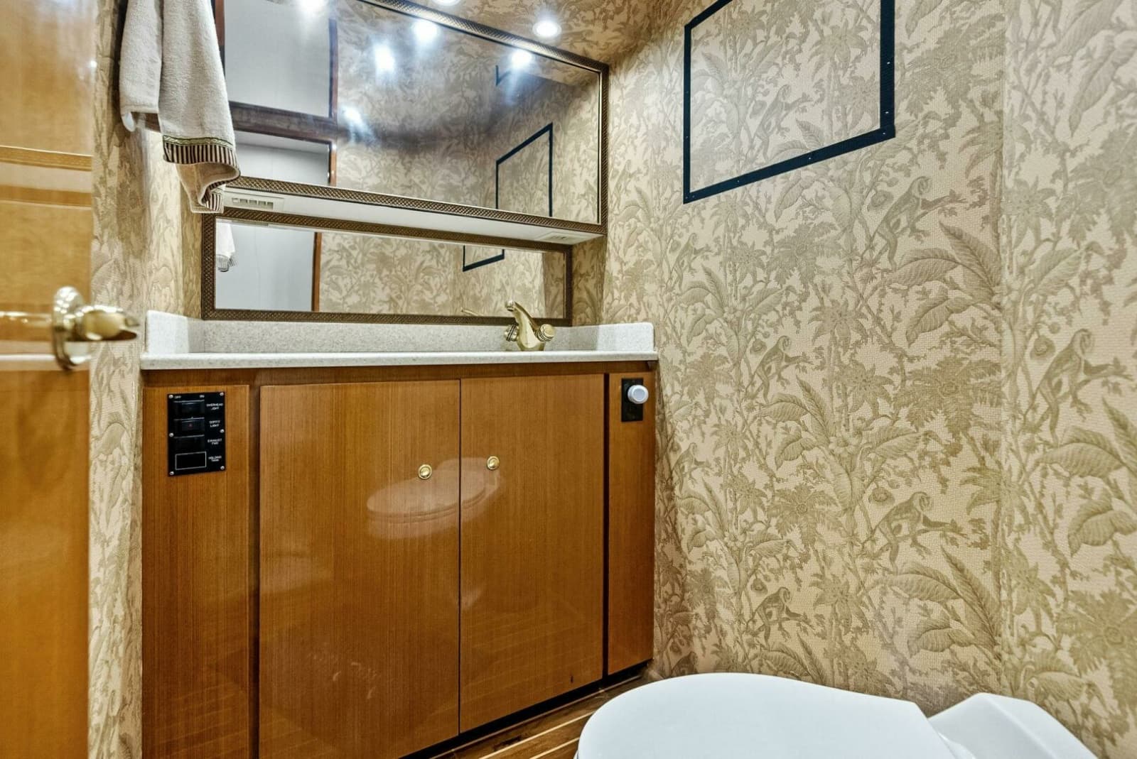 2002 Viking 65 Convertible - Photo 43