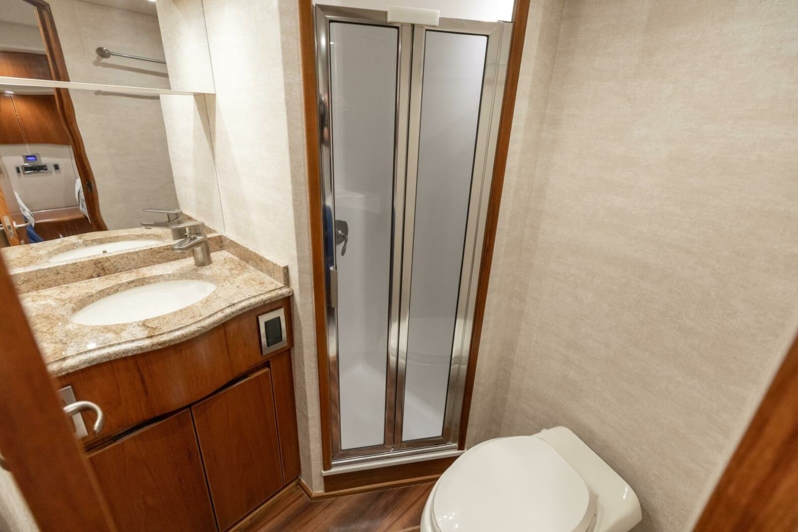 2015 Viking 70 Convertible - Photo 53