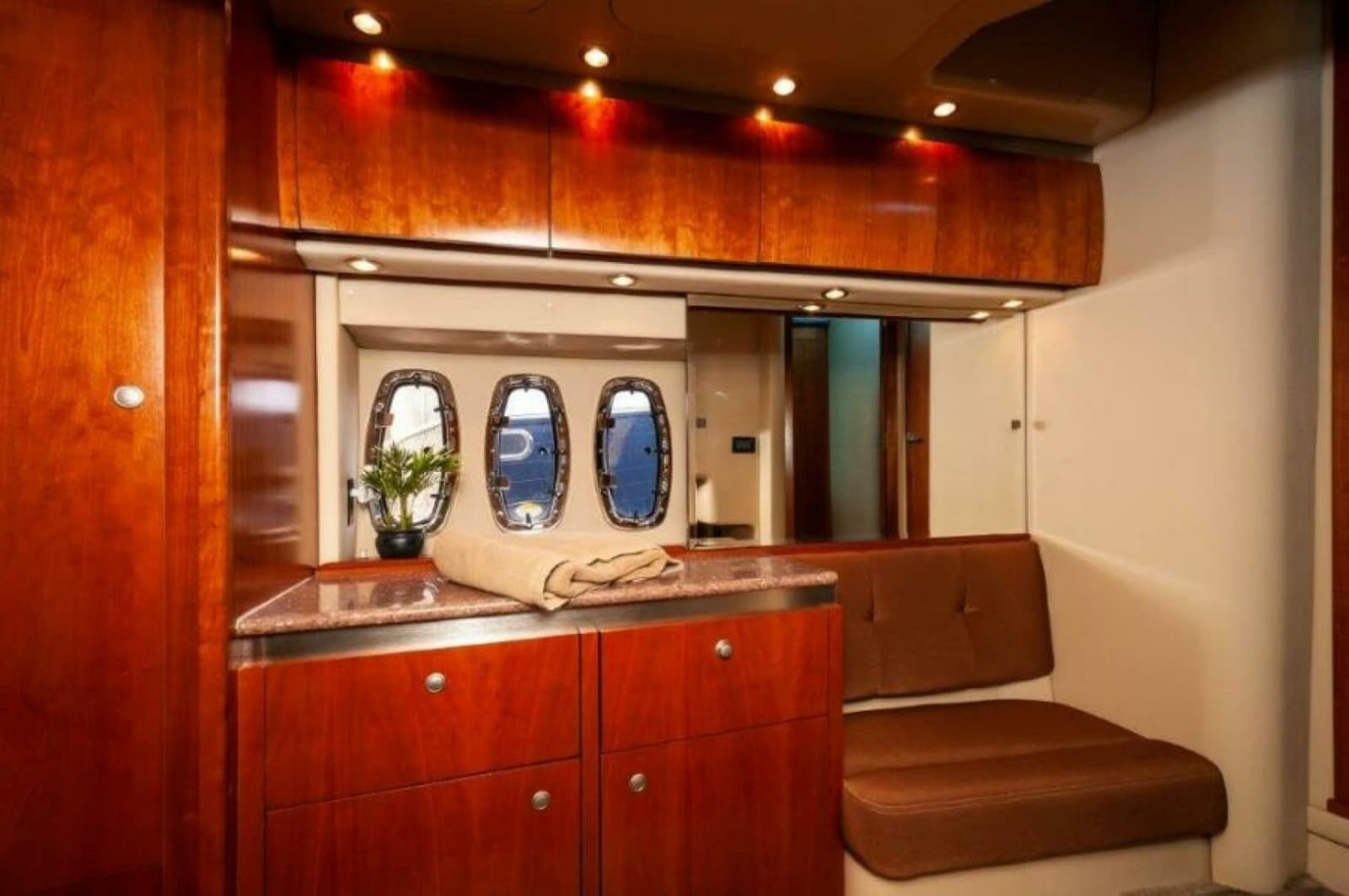 2006 Cruisers Yachts 477 Sport Sedan - Photo 21