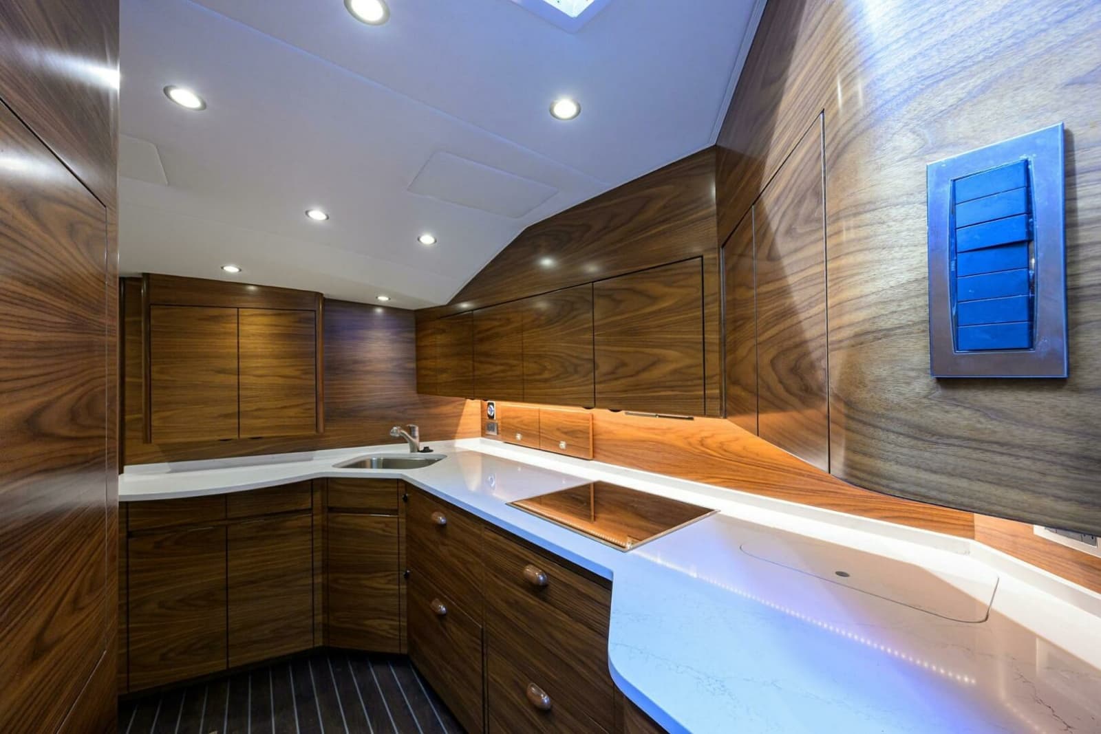 2024 Viking 54 Sport Coupe - Photo 2