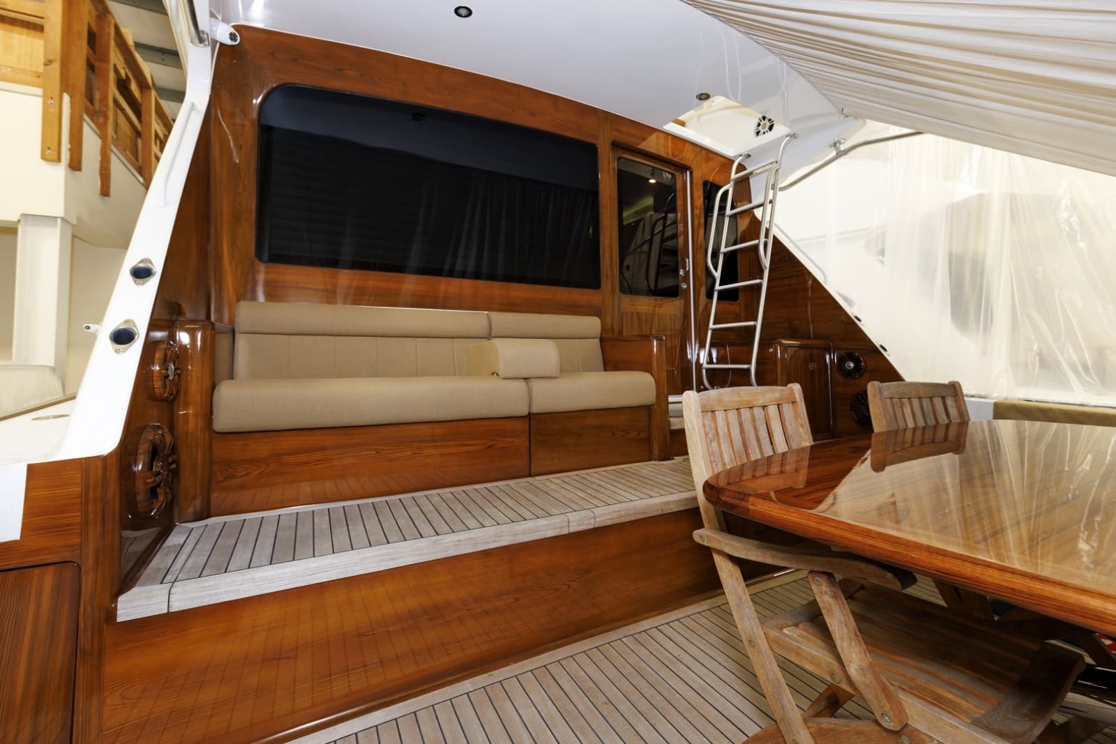 2005 Viking 61 Convertible - Photo 19