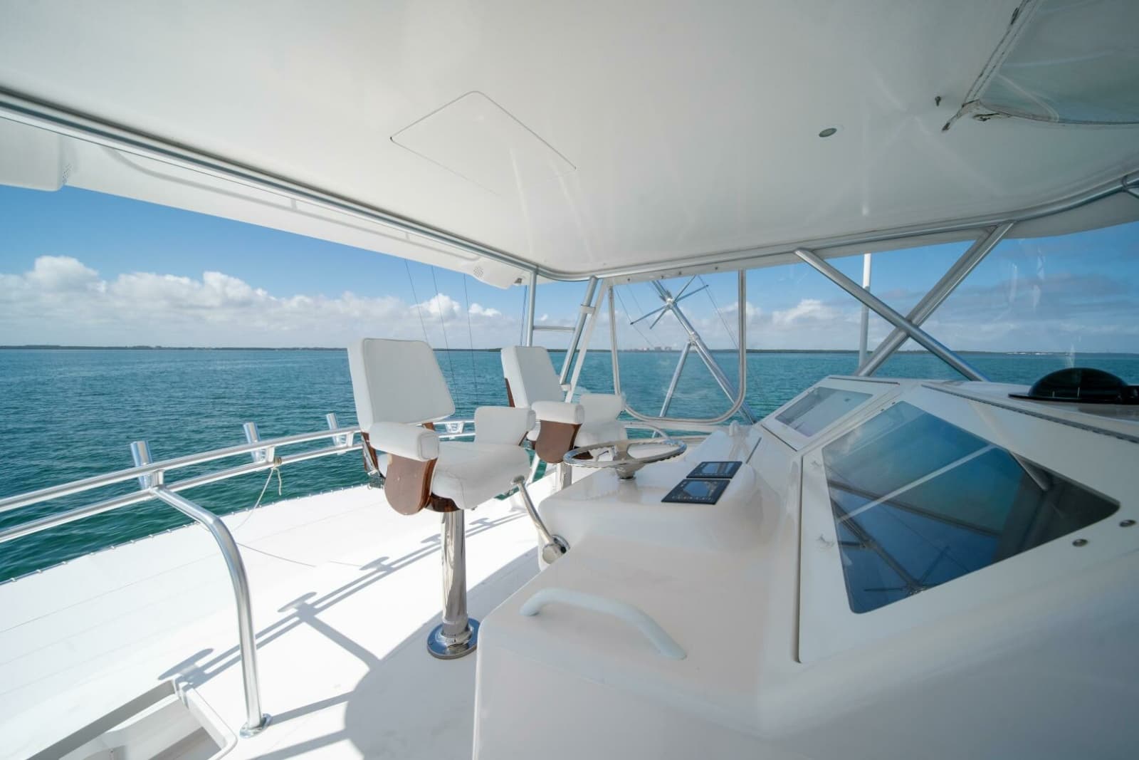 2006 Viking 52 Convertible - Photo 30