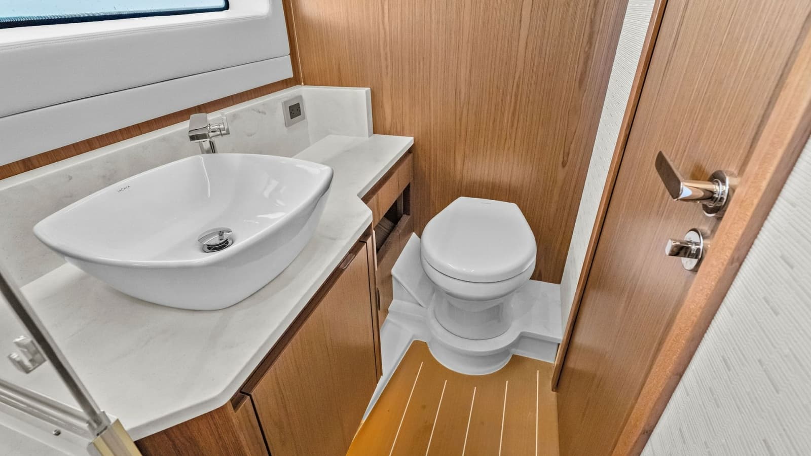 2025 Tiara Yachts EX 60 - Photo 31
