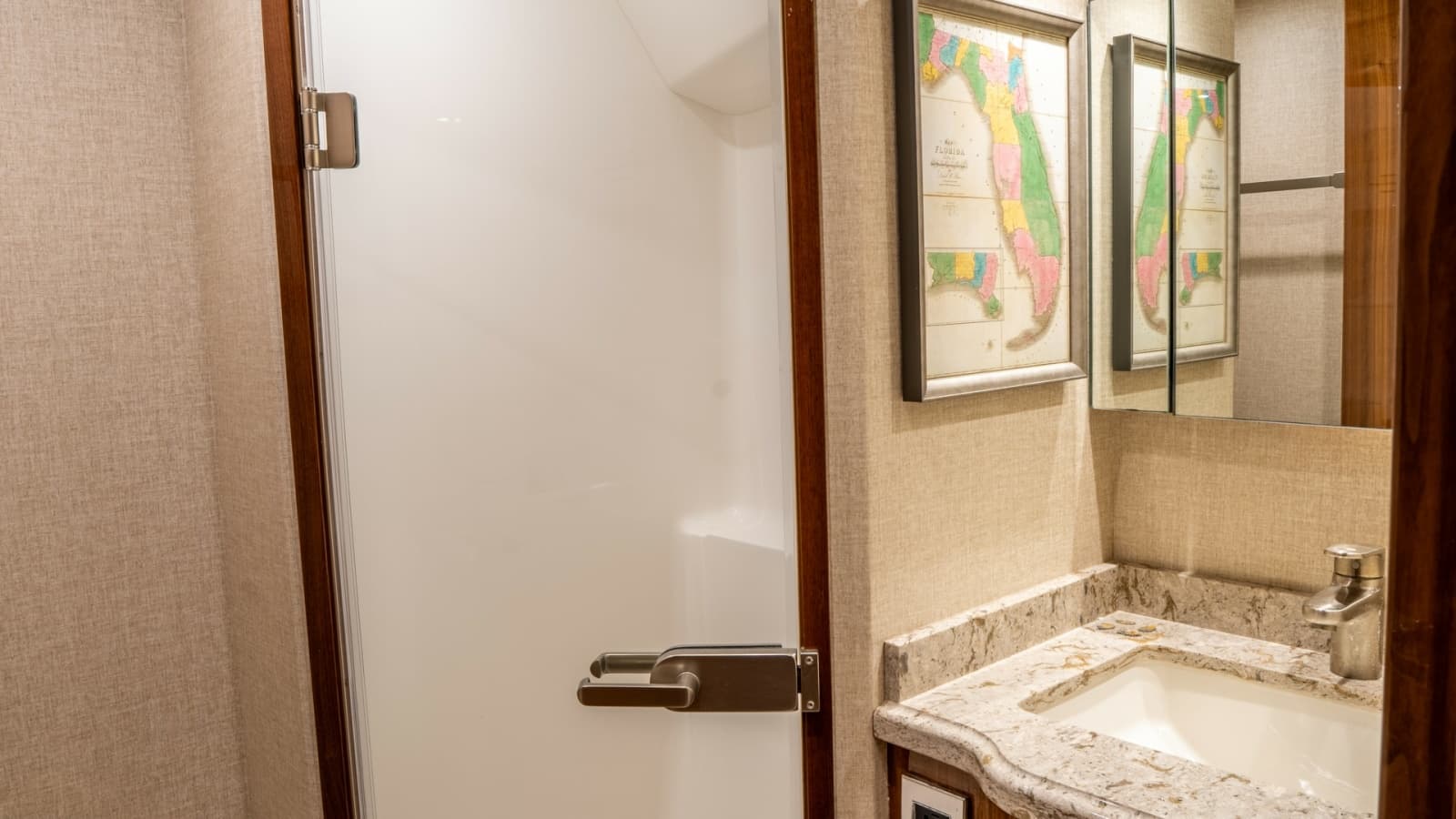 2020 Viking 92 Skybridge - Photo 31