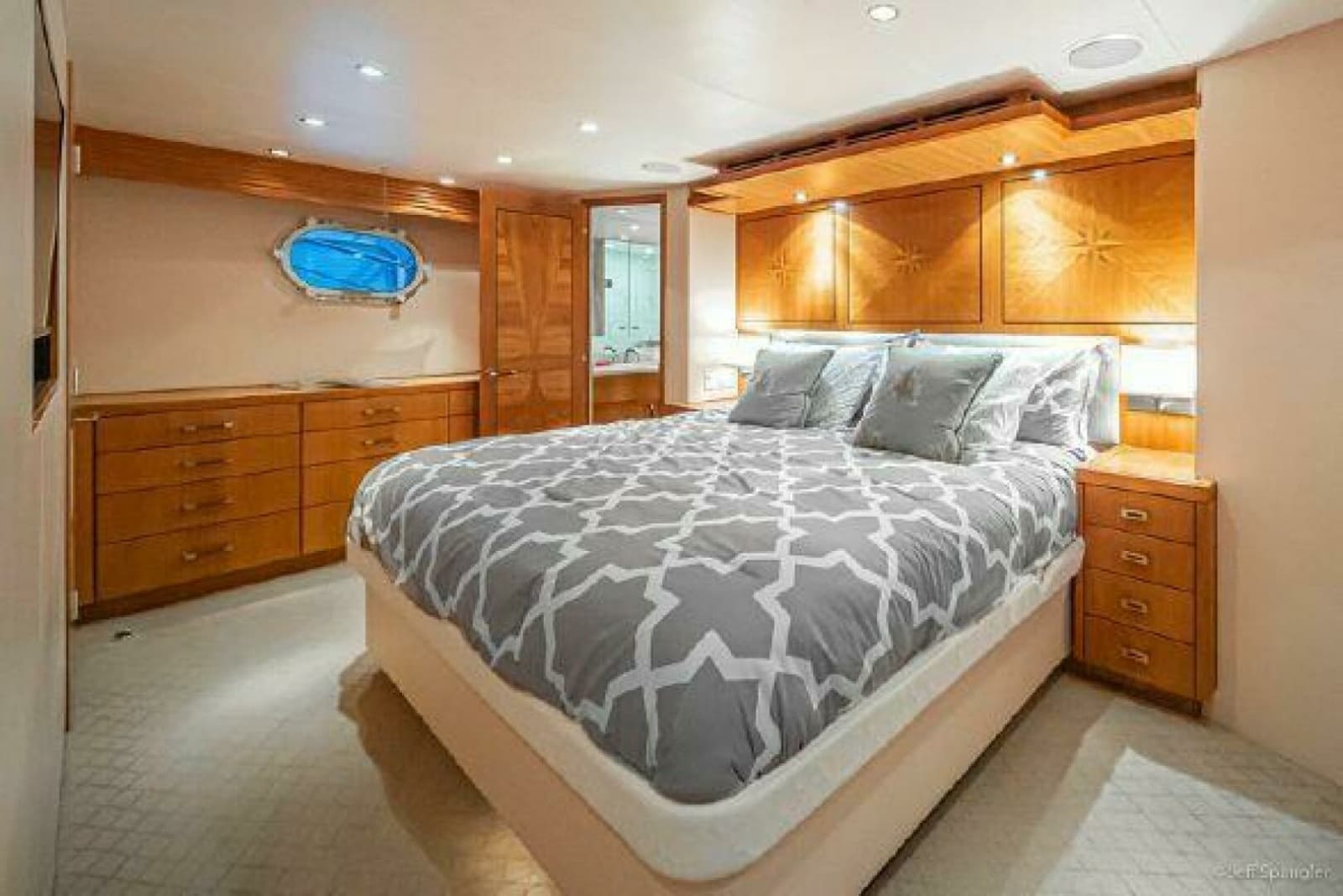 2008 Hatteras 77 Enclosed Bridge - Photo 18
