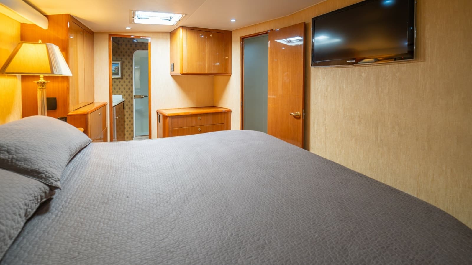 2002 Viking 61 Convertible - Photo 23