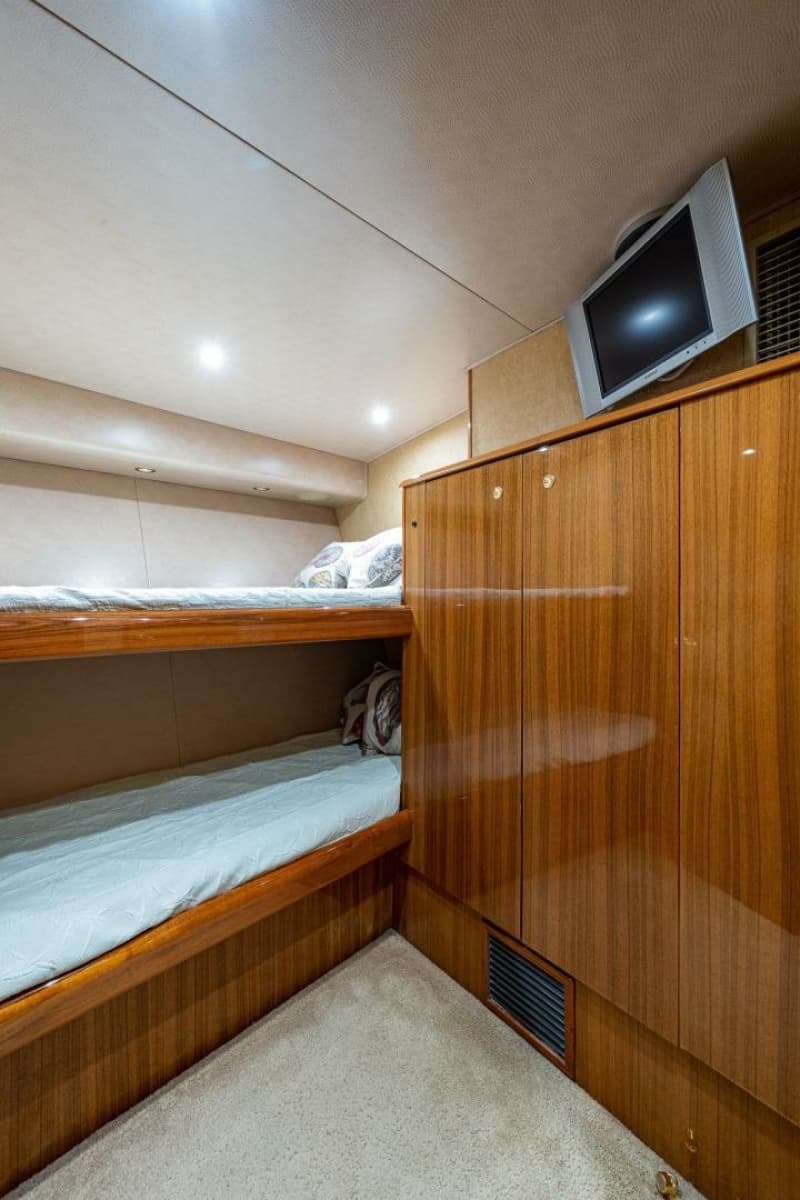 2005 Viking 74 Convertible - Photo 26