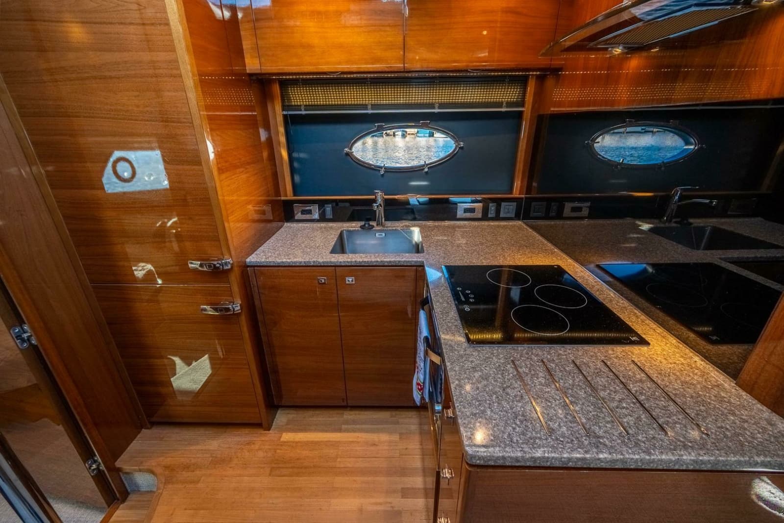 2016 Princess V48 - Photo 24