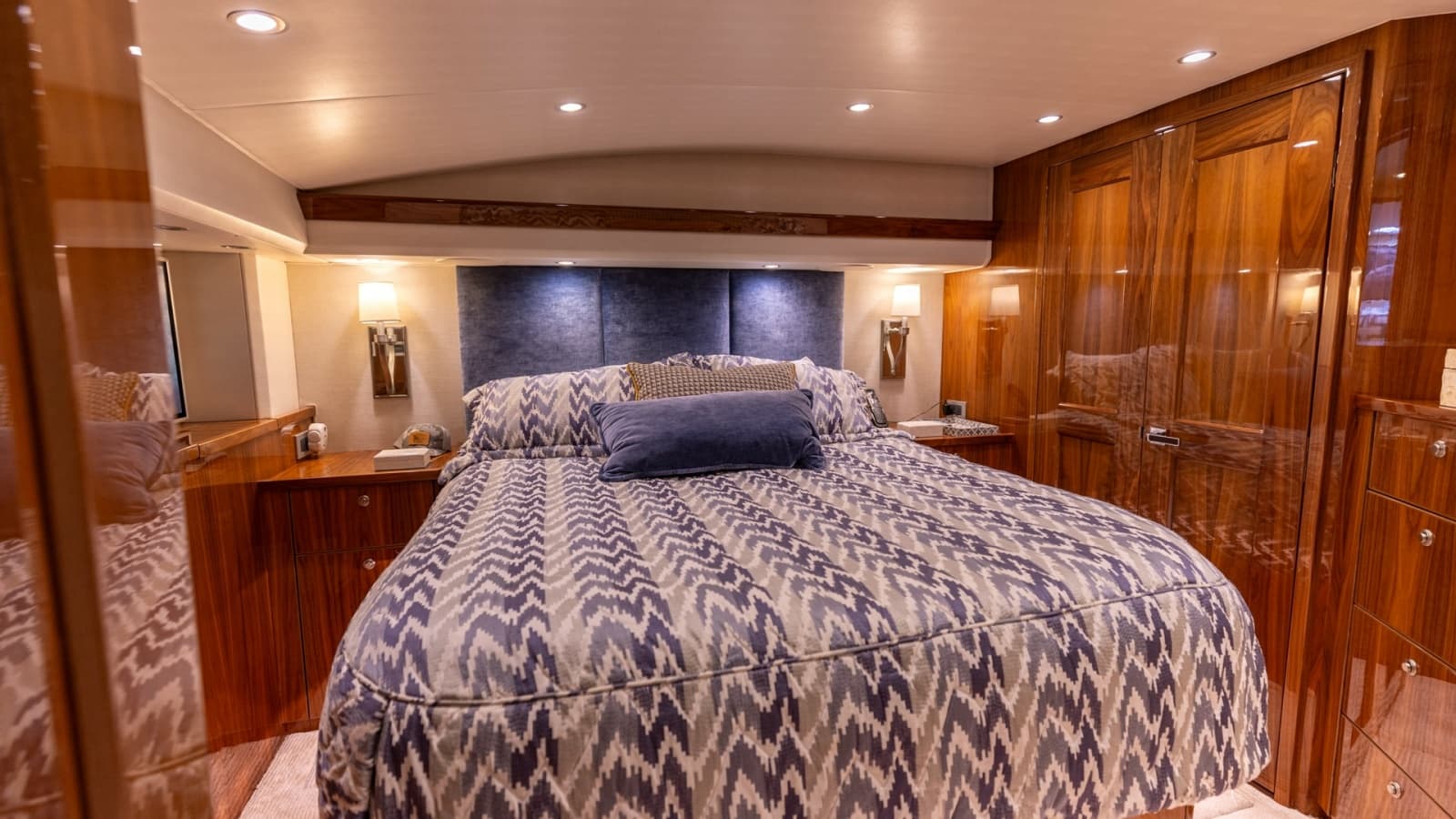 2019 Viking 68 Convertible - Photo 4