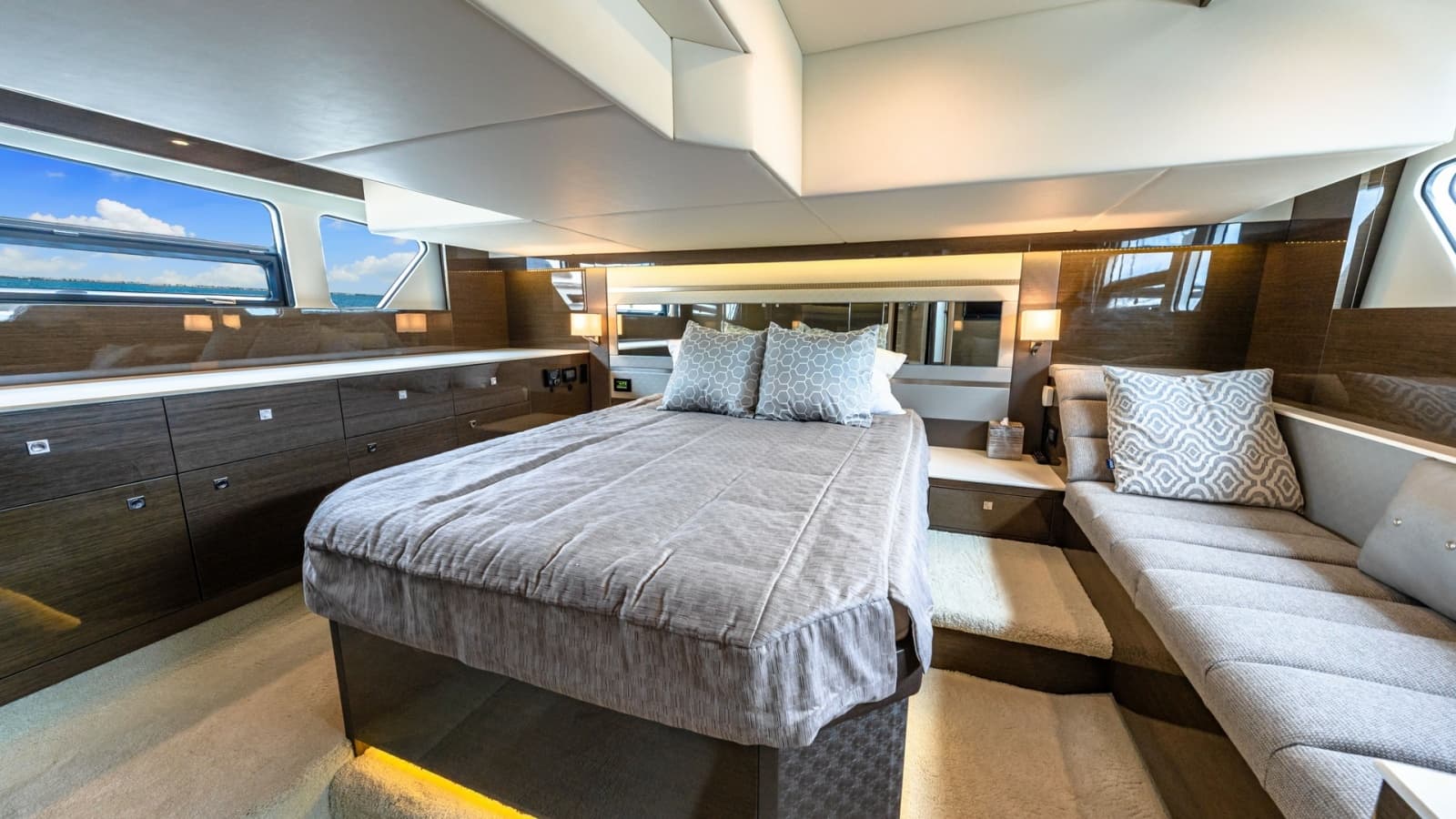 2019 Cruisers Yachts Cantius 46 - Photo 5