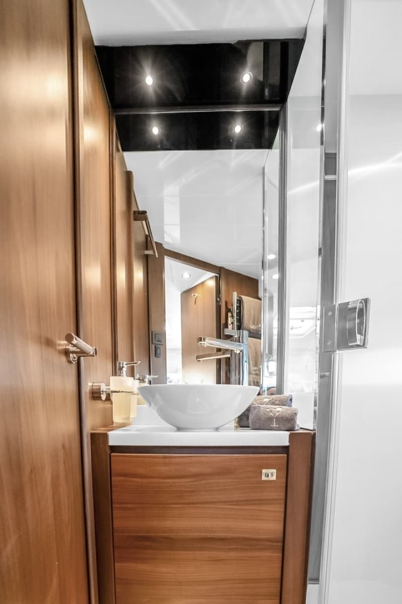 2016 Princess V58 - Photo 42