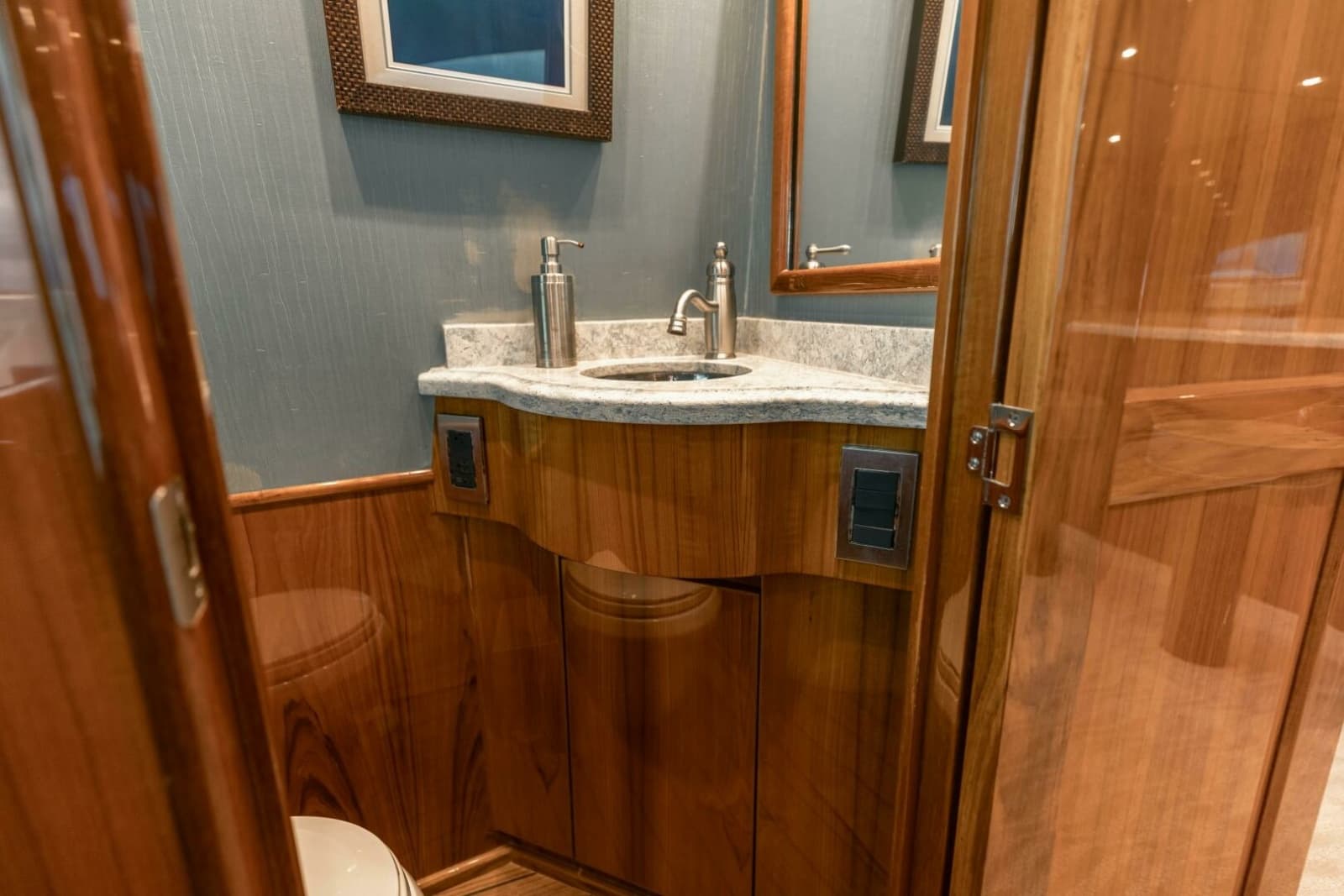 2017 Viking 66 Convertible - Photo 17