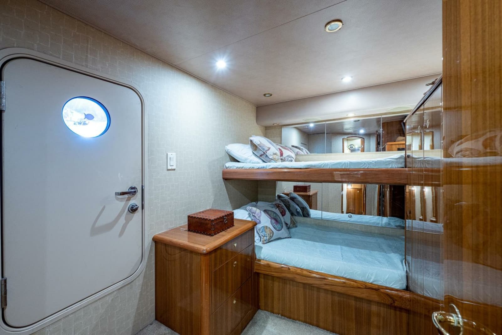 2005 Viking 74 Convertible - Photo 29