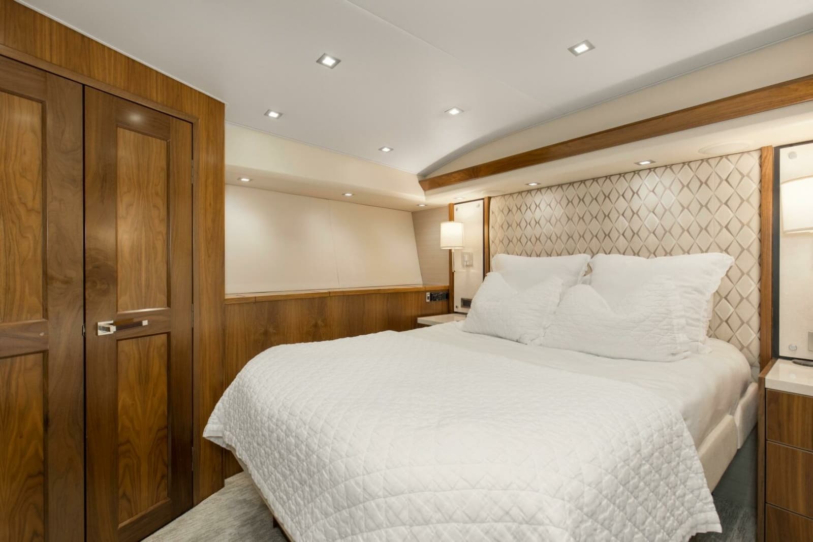 2016 Viking 92 Enclosed Bridge - Photo 32