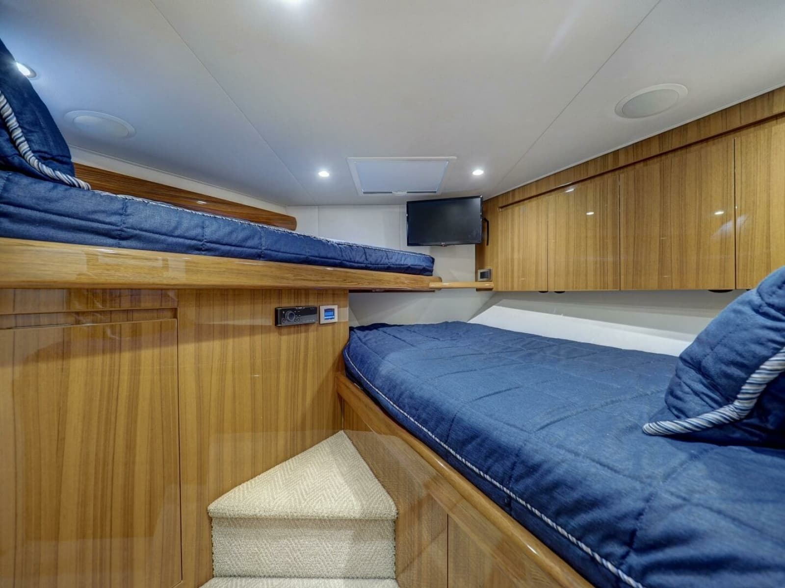 2017 Viking 52 Convertible - Photo 20