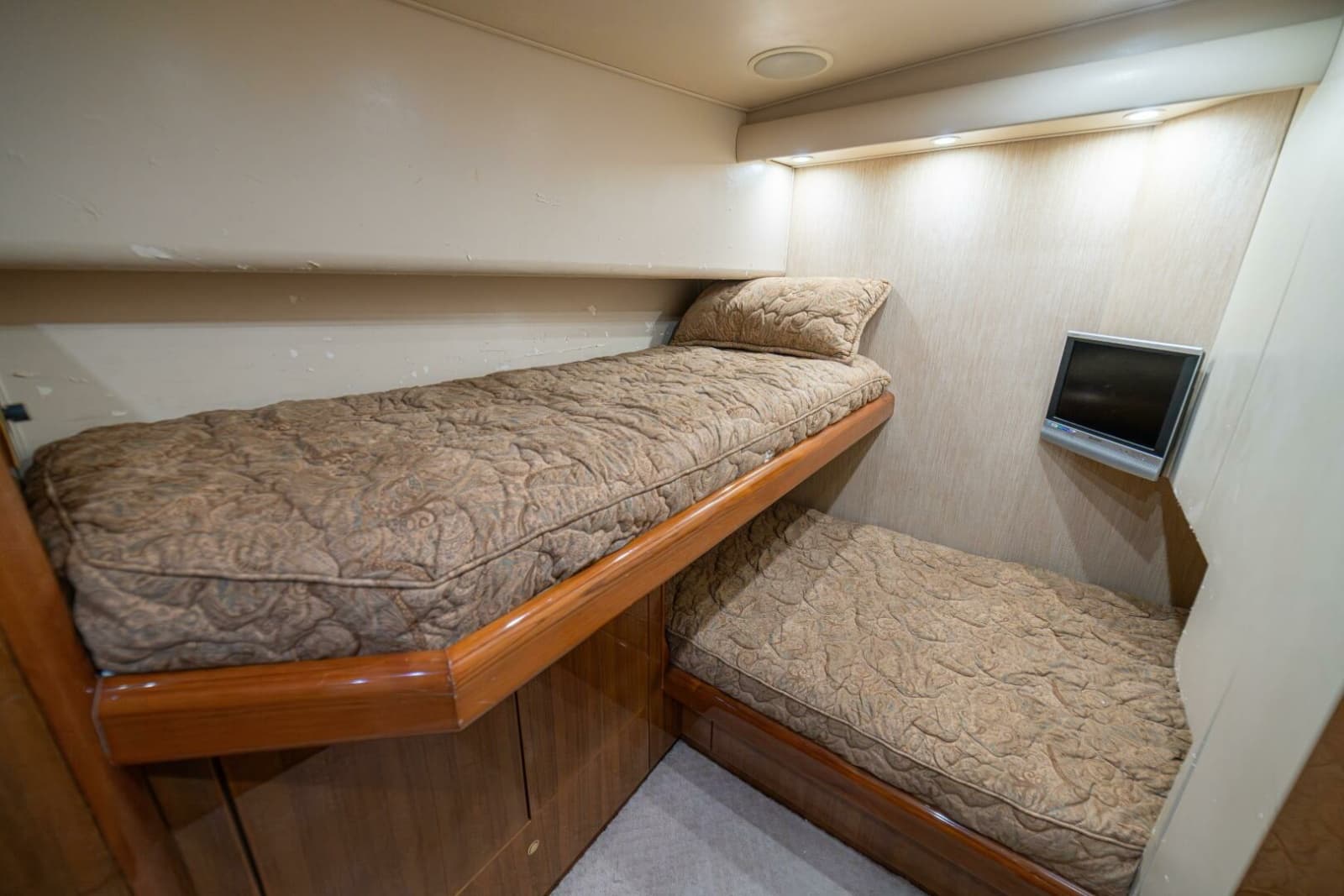 2006 Viking 56 Convertible - Photo 49