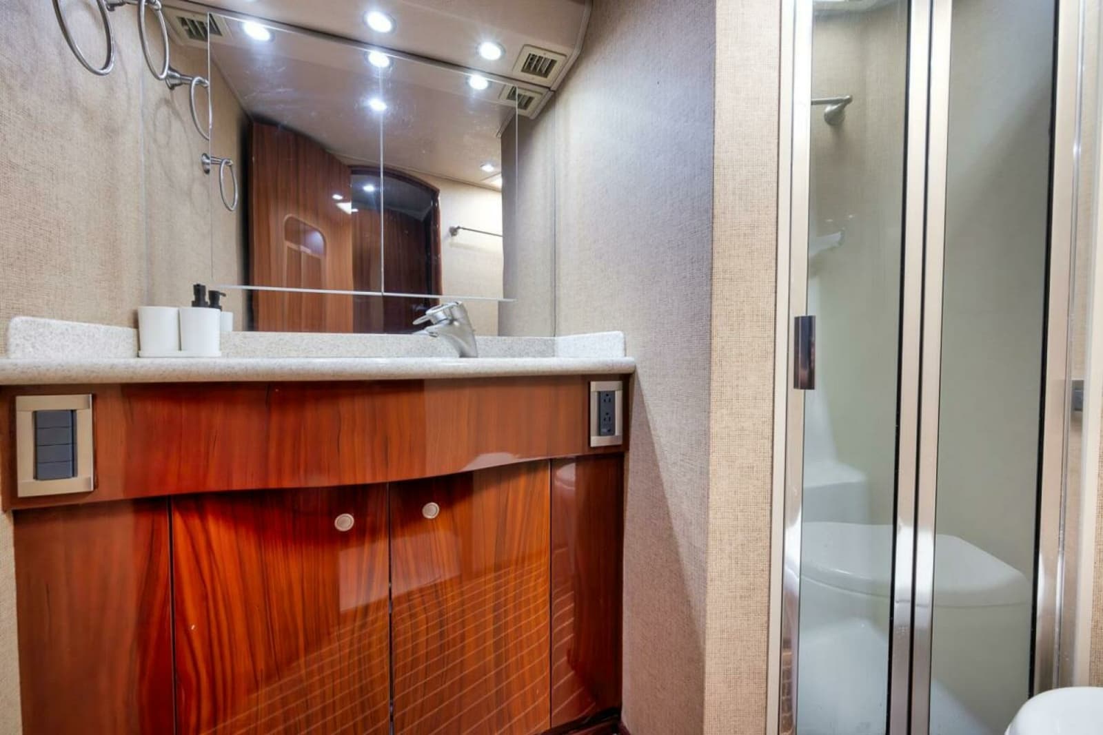 2007 Viking 52 Sport Coupe - Photo 39