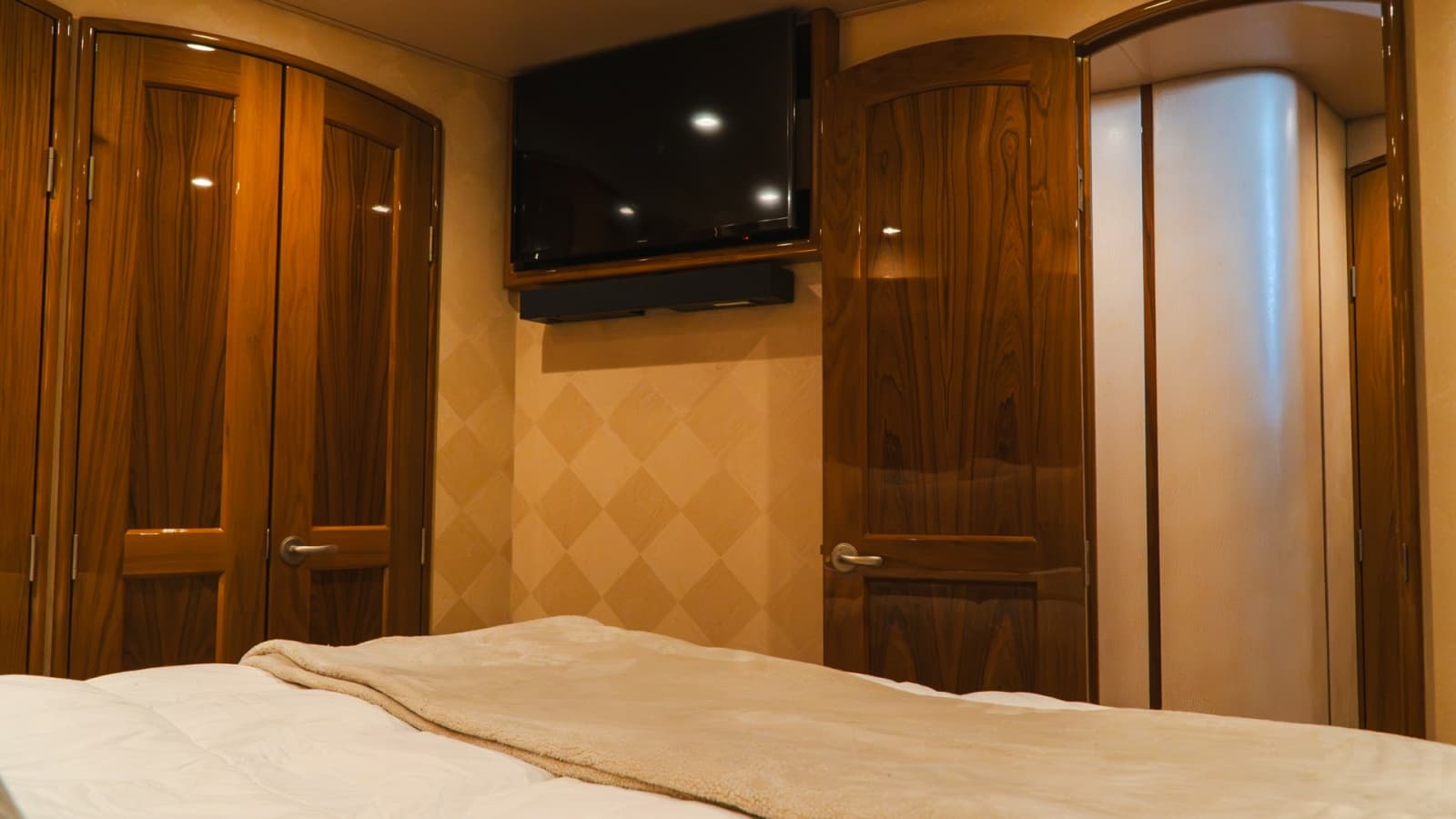 2014 Viking 66 Convertible - Photo 12