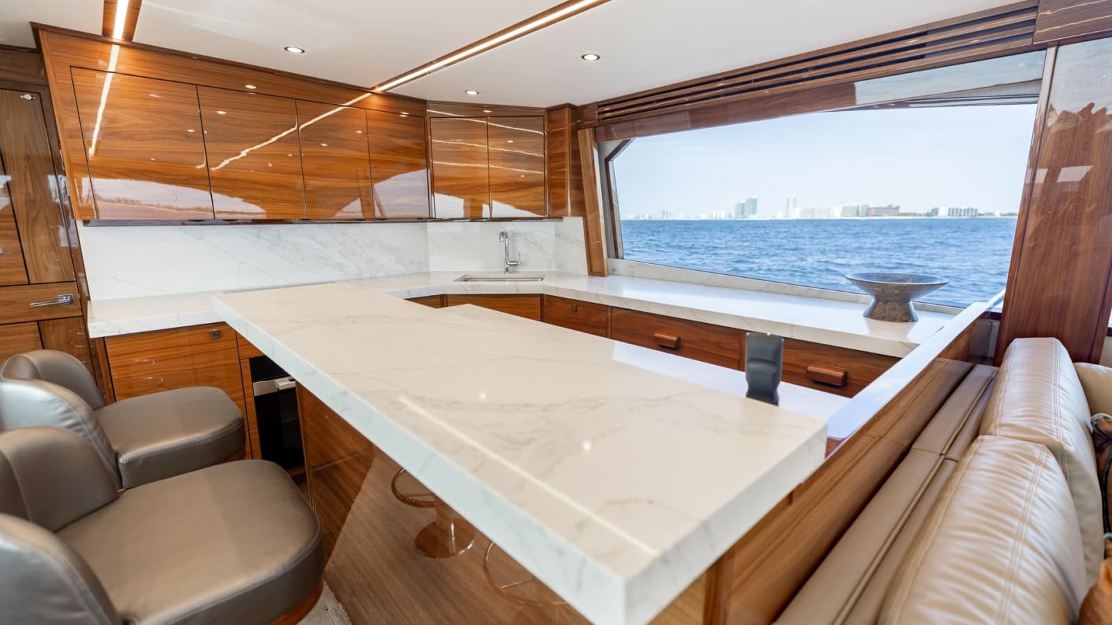 2025 Viking 74 Convertible - Photo 11