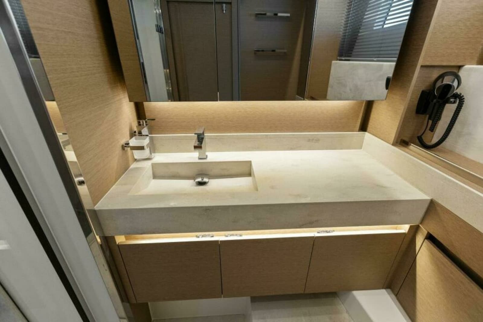 2022 Prestige 590 Flybridge - Photo 28