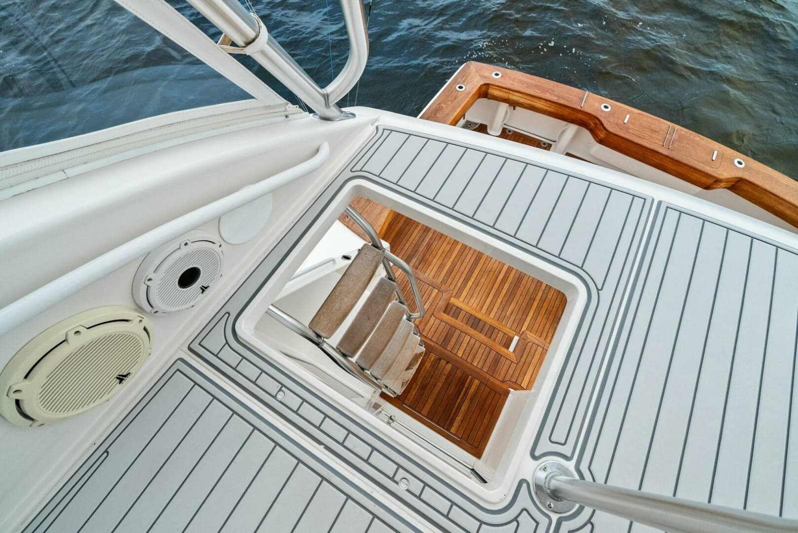 2006 Viking 61 Convertible - Photo 68