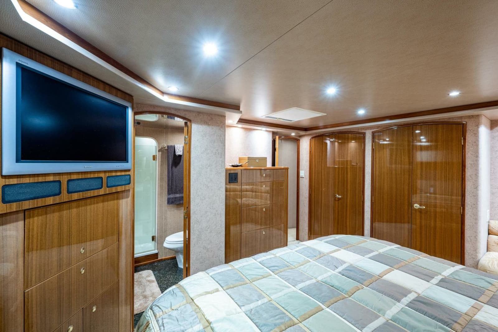 2005 Viking 74 Convertible - Photo 14
