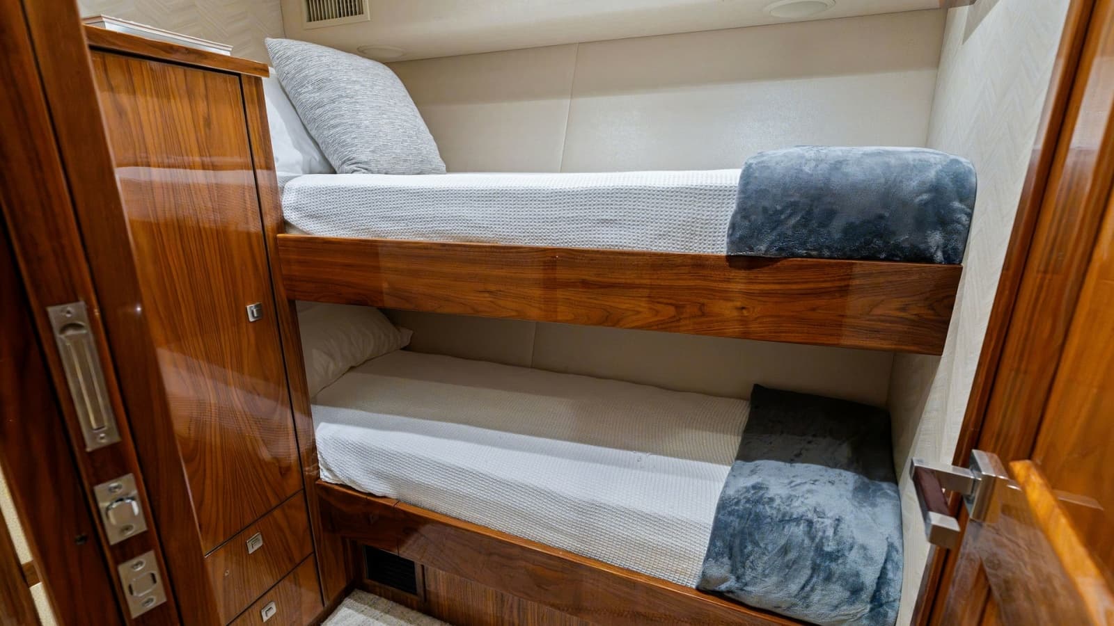 2016 Viking 80 Enclosed Bridge - Photo 76