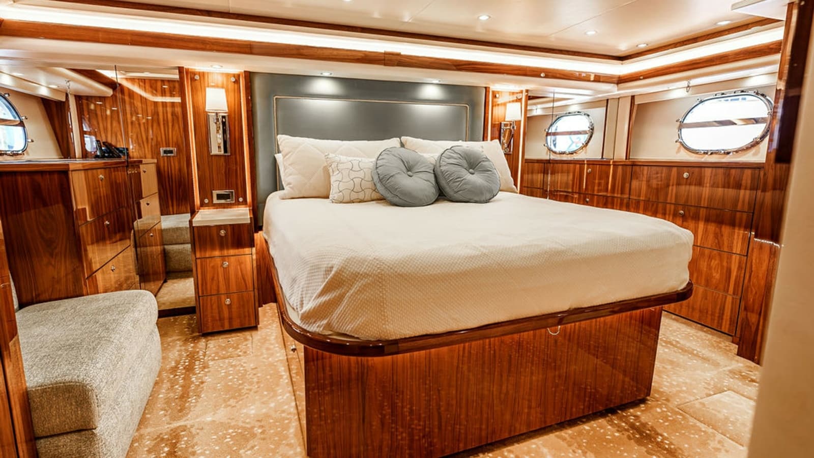2019 Viking 80 Skybridge - Photo 22