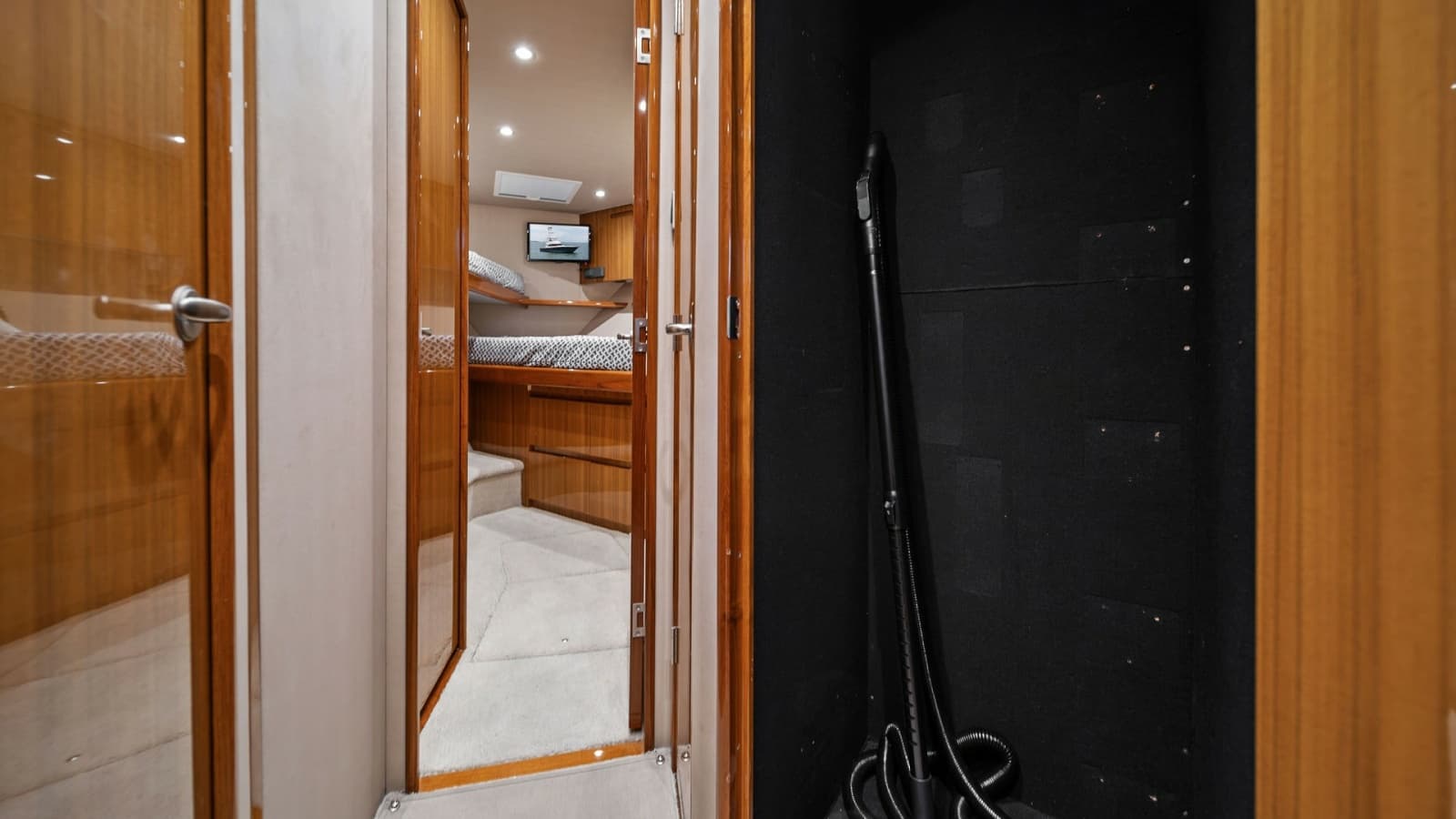 2015 Viking 55 Convertible - Photo 51