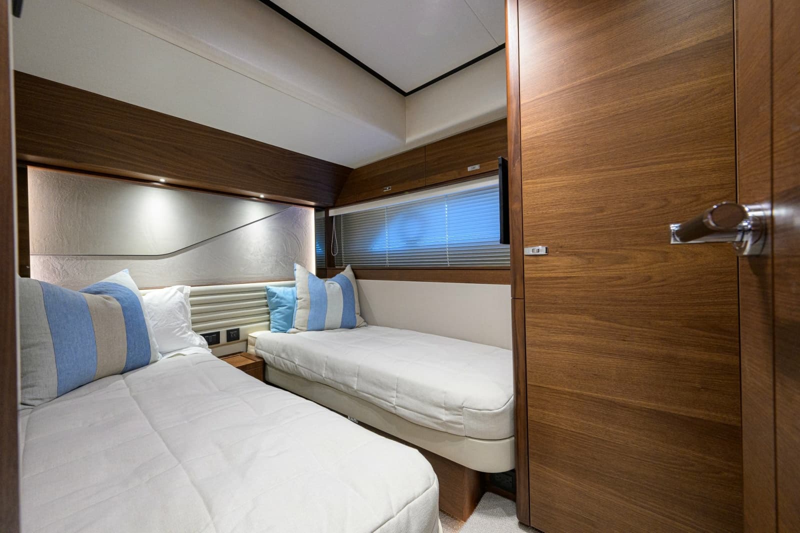 2022 Princess Y78 - Photo 24