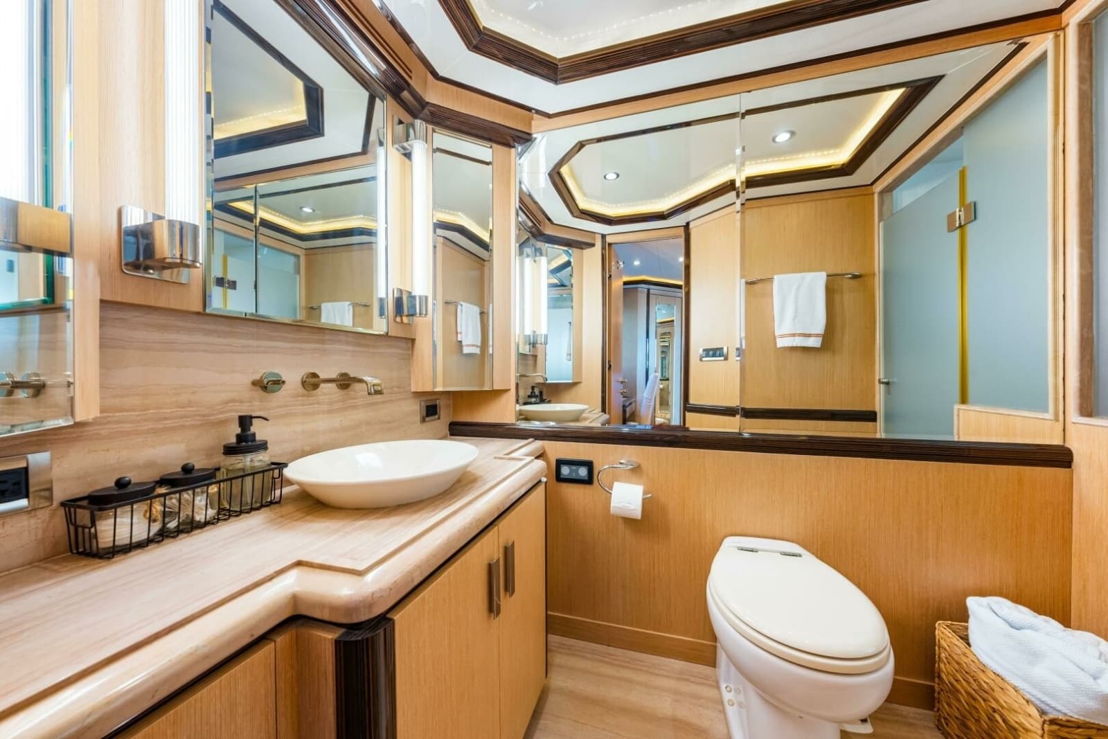 2010 Ocean Alexander 83 Motor Yacht - Photo 32