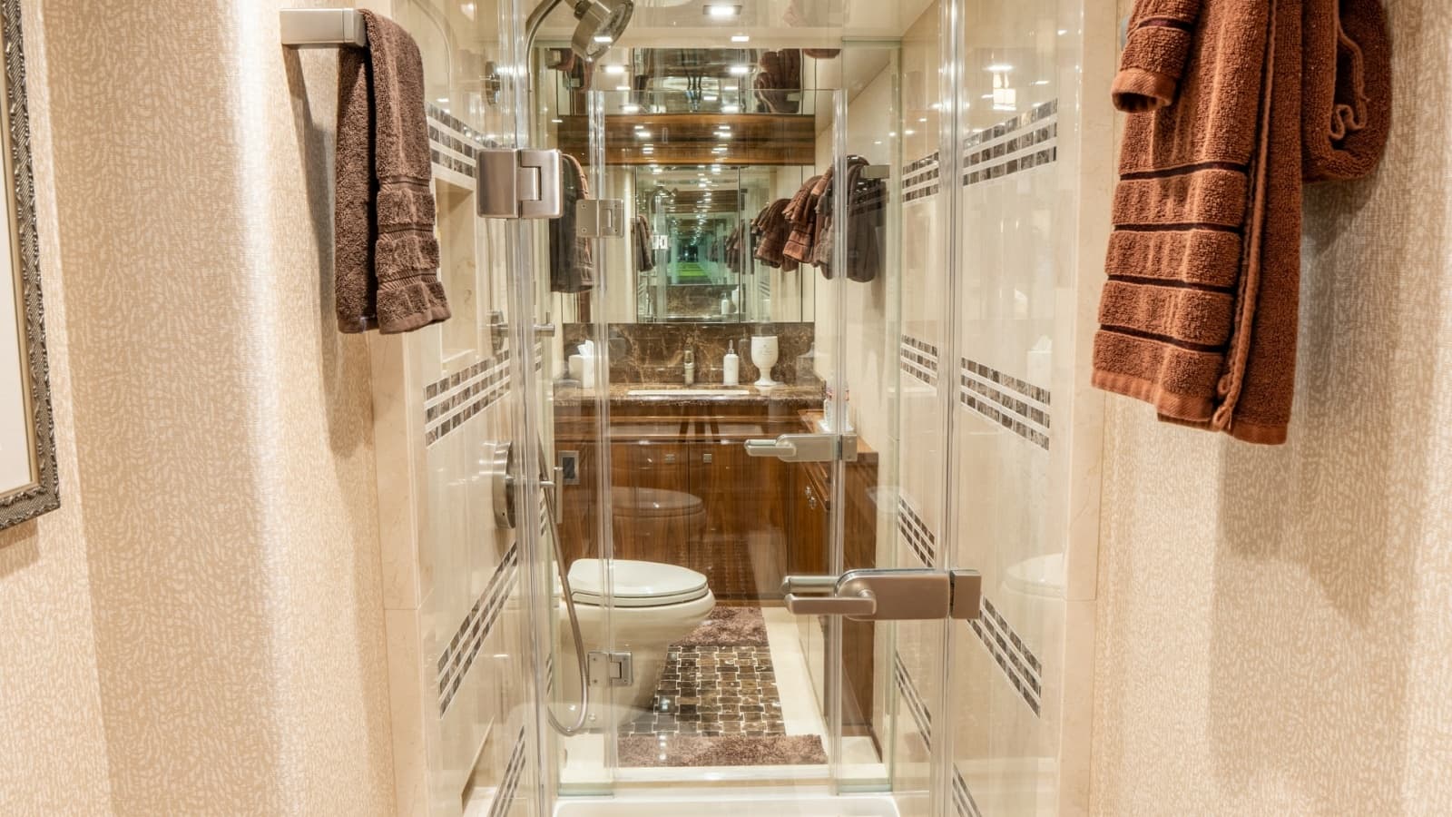 2020 Viking 92 Skybridge - Photo 40
