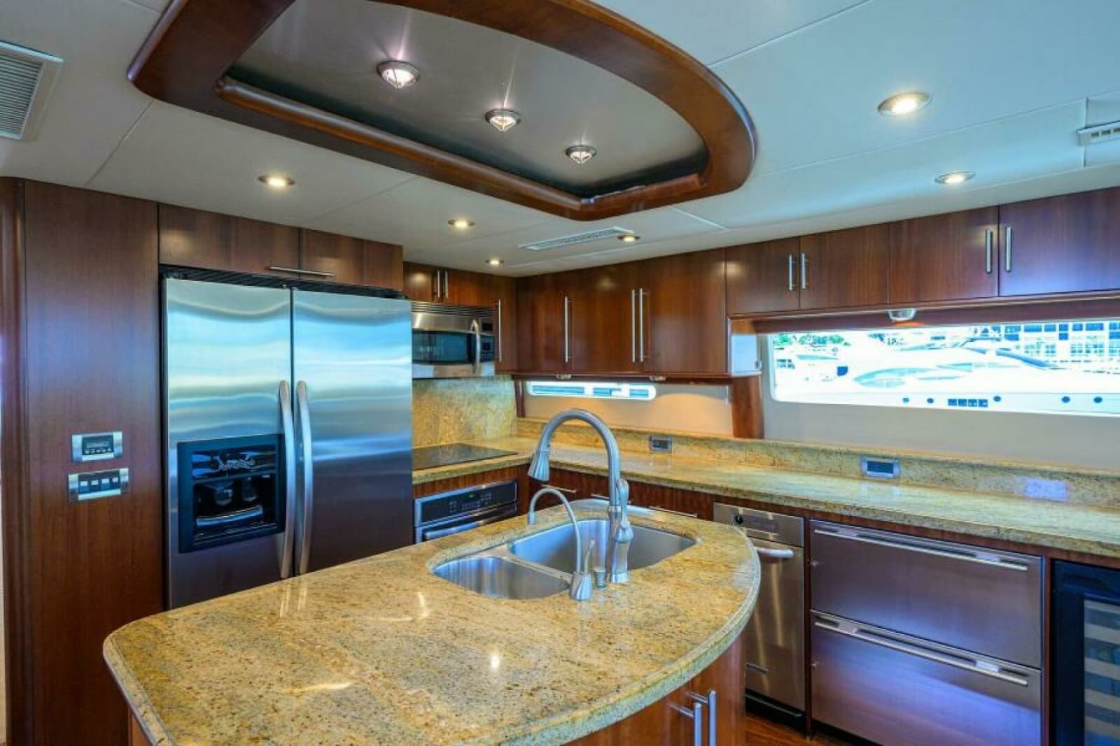 2007 Lazzara Yachts 80 Enclosed - Photo 11