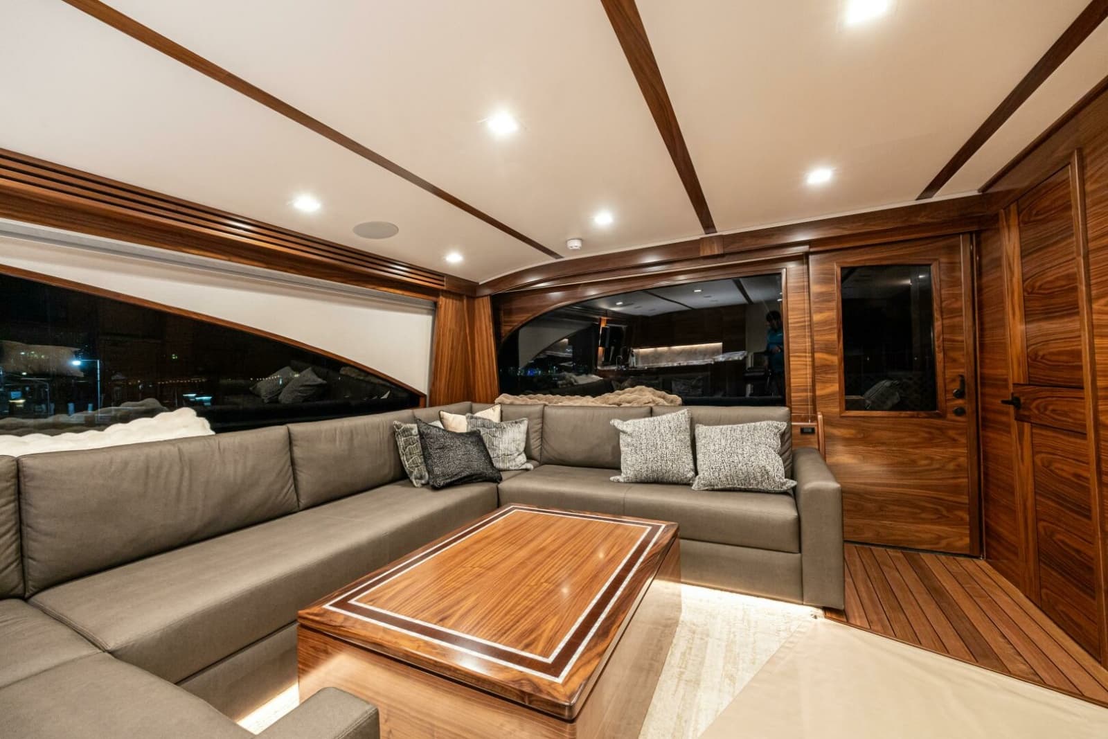 2025 Viking 82 Convertible - Photo 5