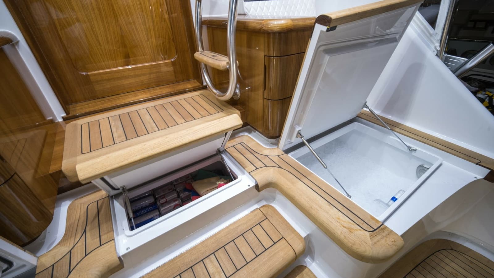 2026 Winter Custom Yachts 75 Open Convertible - Photo 42