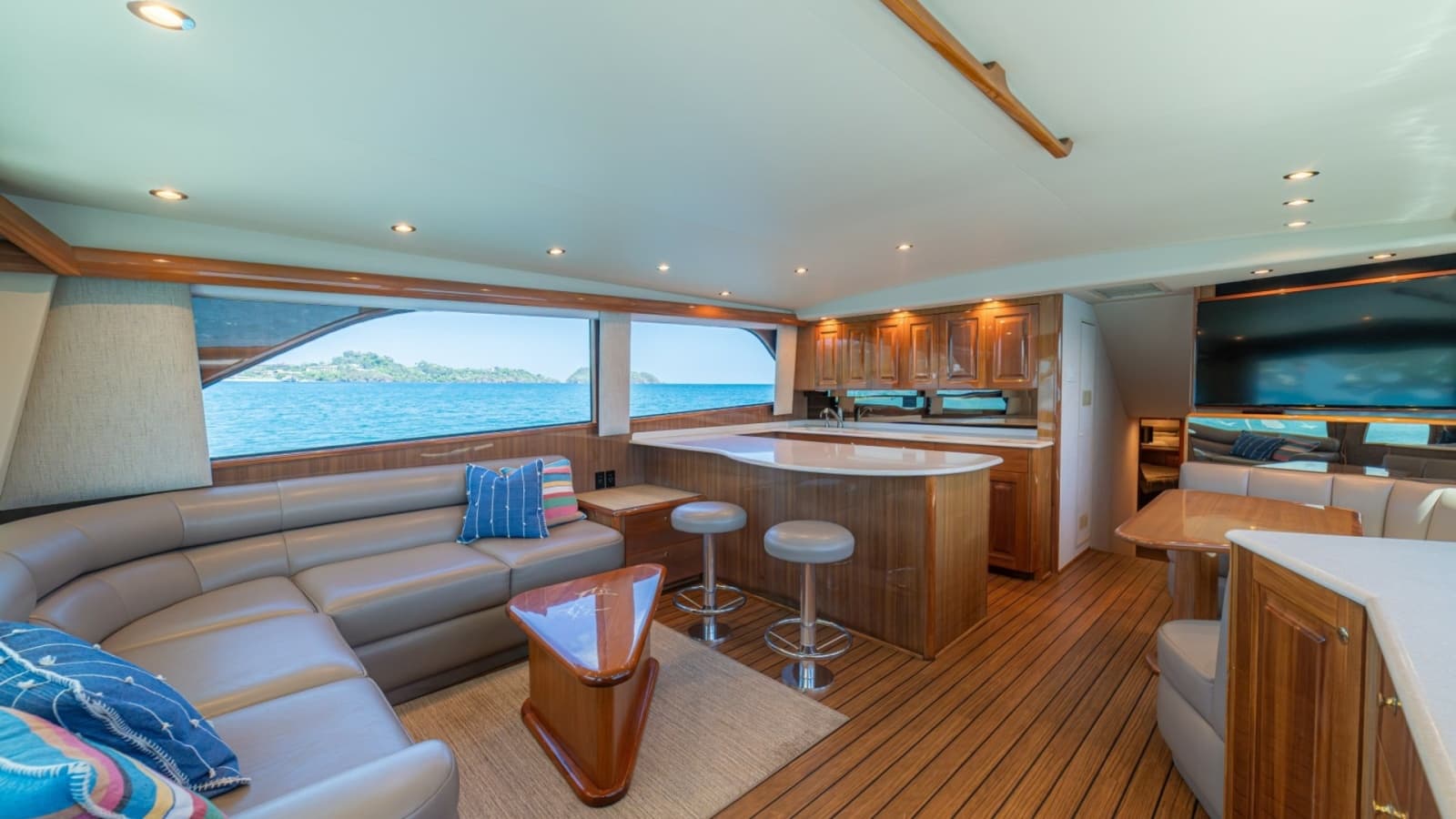 2005 Viking 61 Convertible - Photo 5