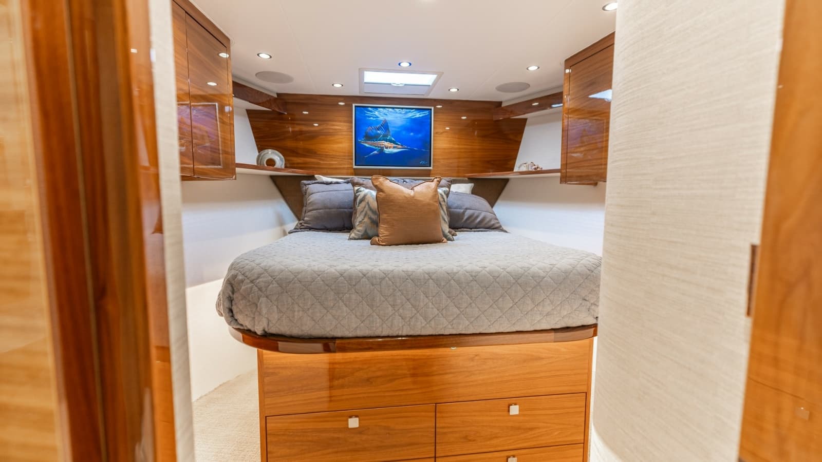 2025 Viking 74 Convertible - Photo 21