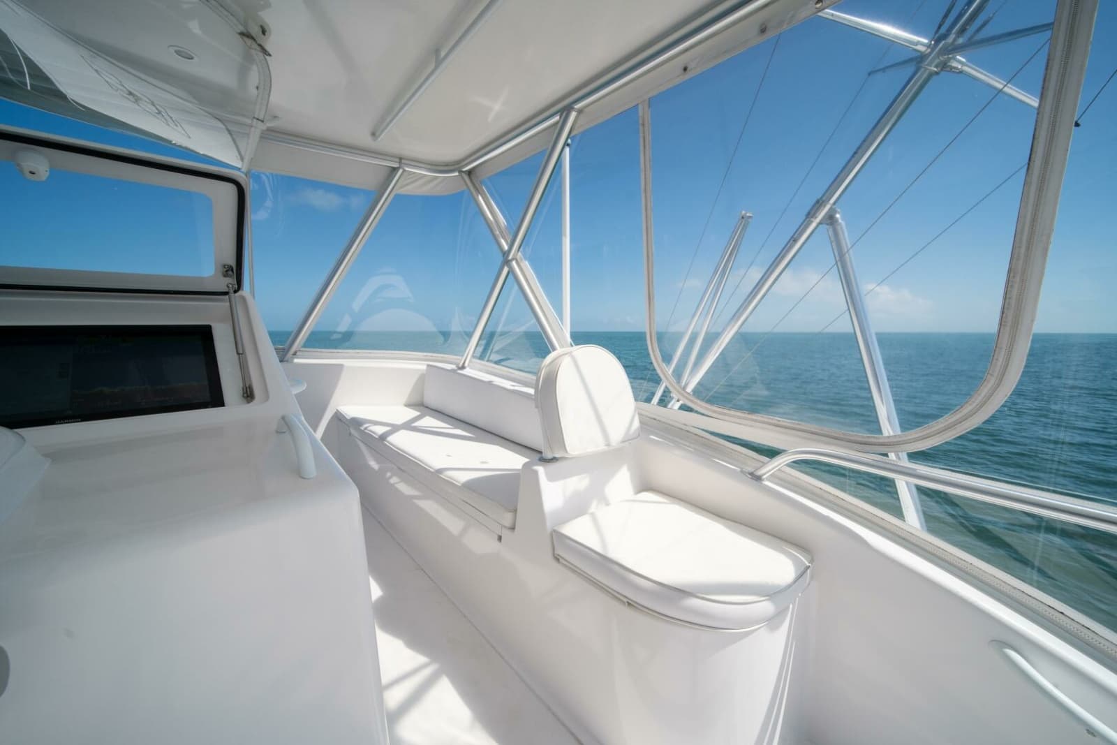 2006 Viking 52 Convertible - Photo 32