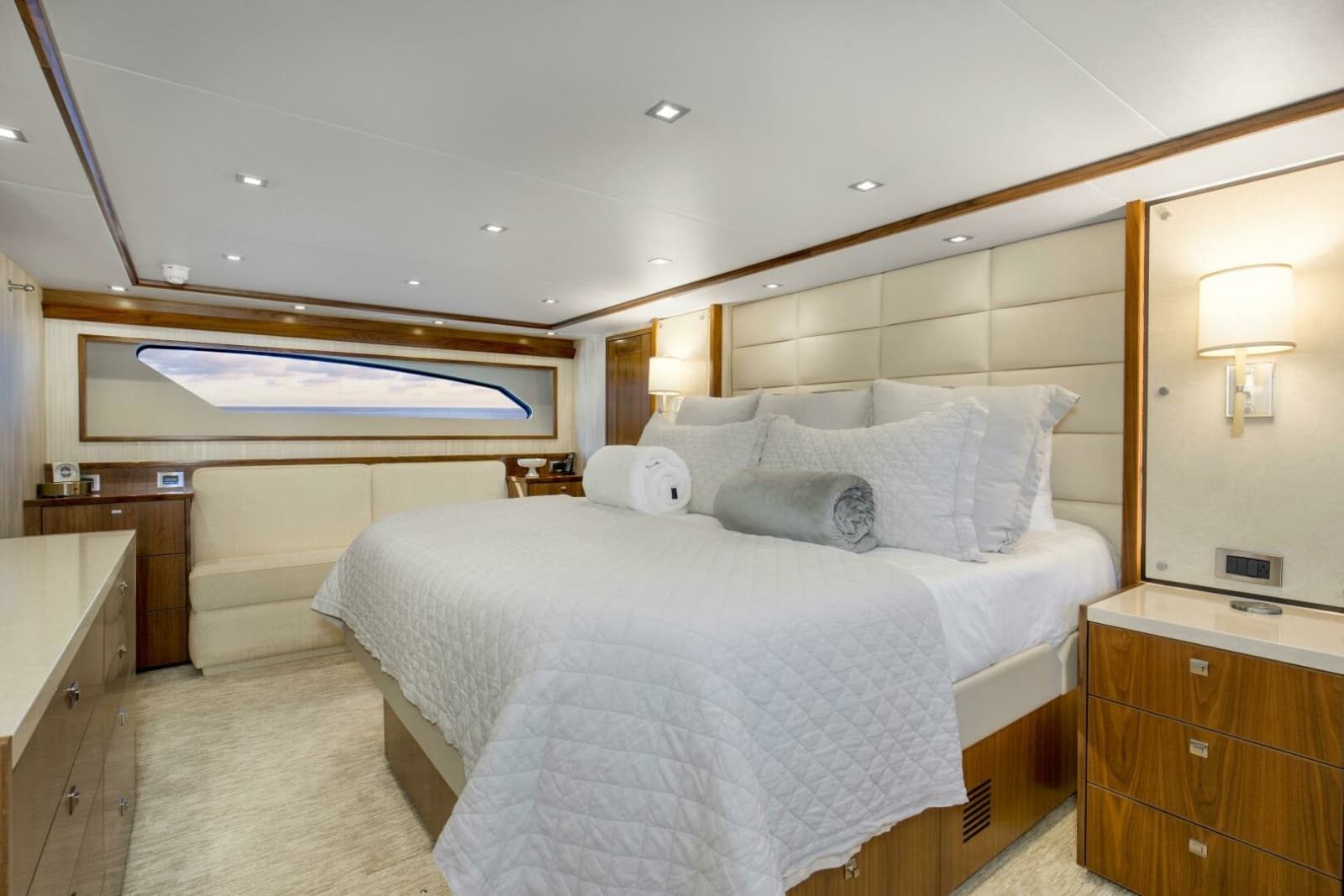 2016 Viking 92 Enclosed Bridge - Photo 21