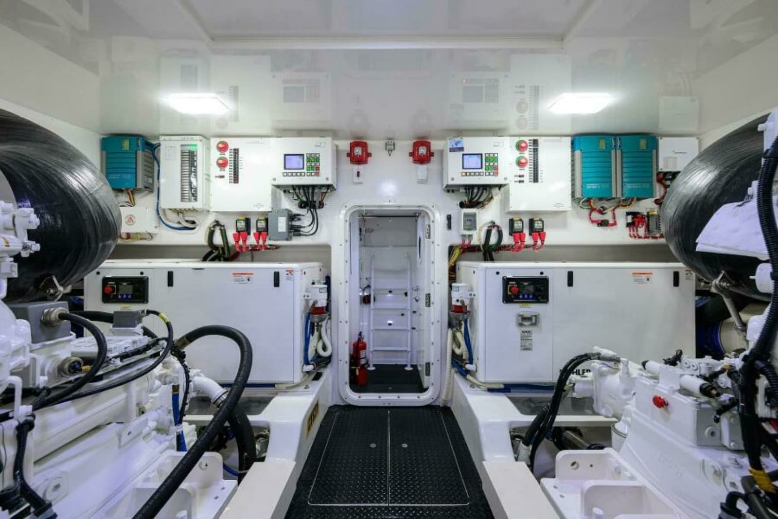 2019 Viking 80 Convertible - Photo 45