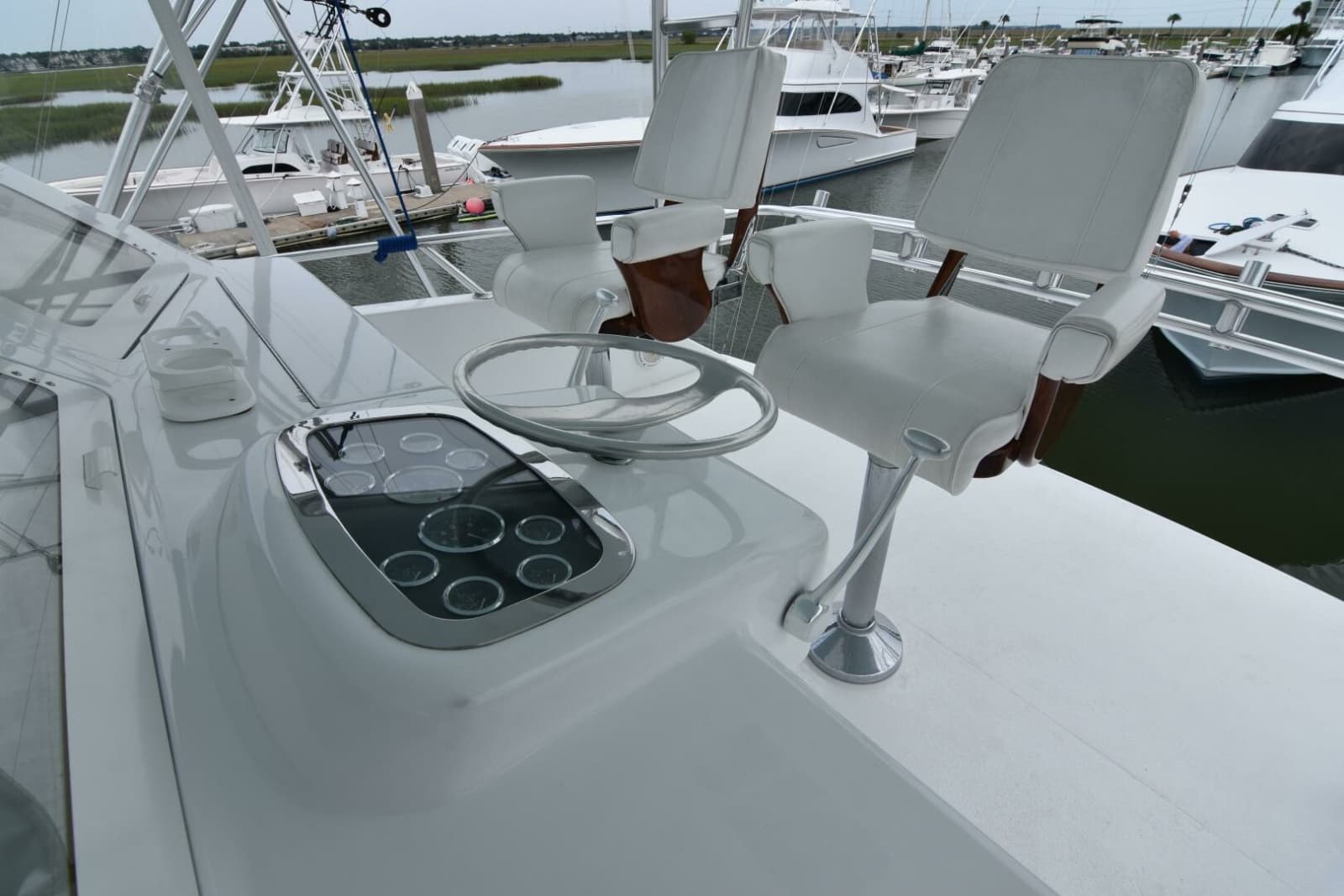 1999 Viking 58 Convertible - Photo 34