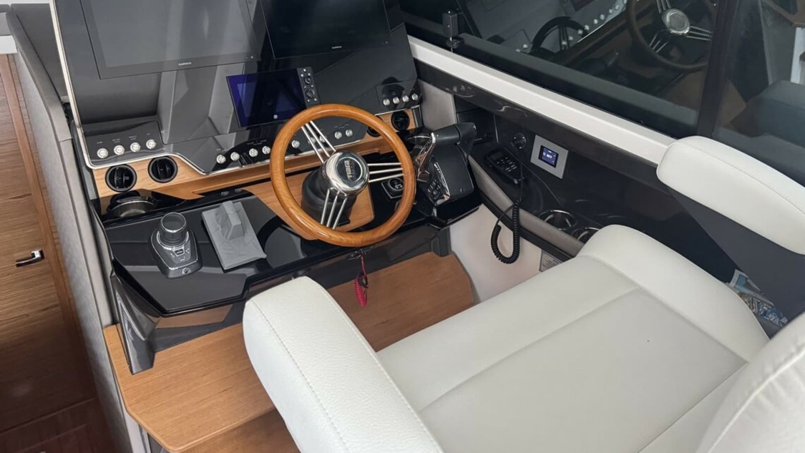 2025 Tiara Yachts 48LE - Photo 2