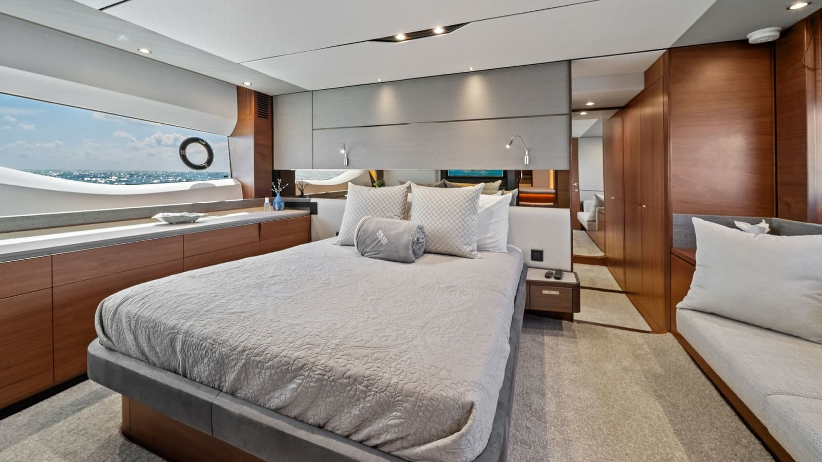 2019 Princess V65 - Photo 24
