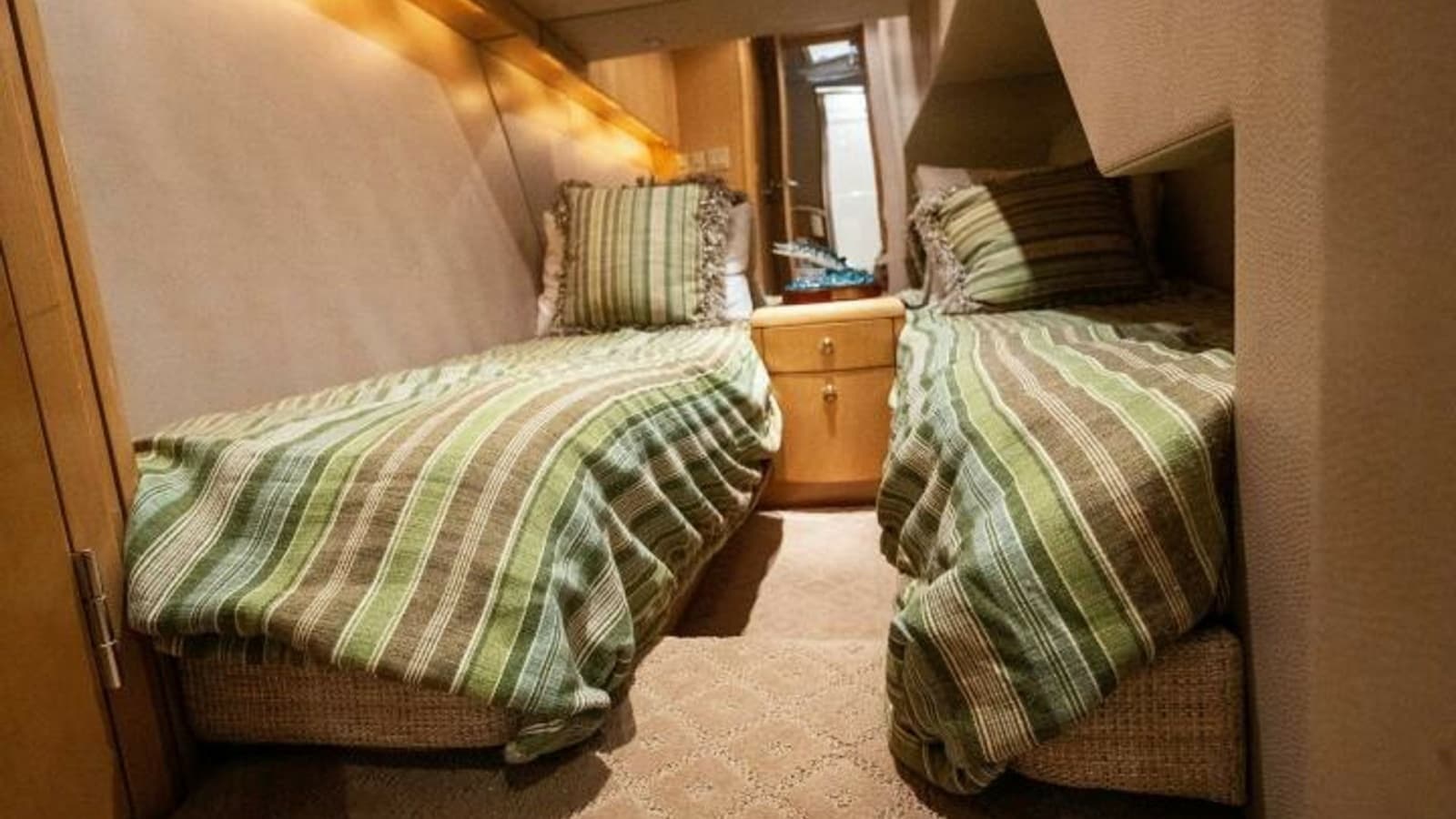 2003 Hatteras 54 Convertible - Photo 21